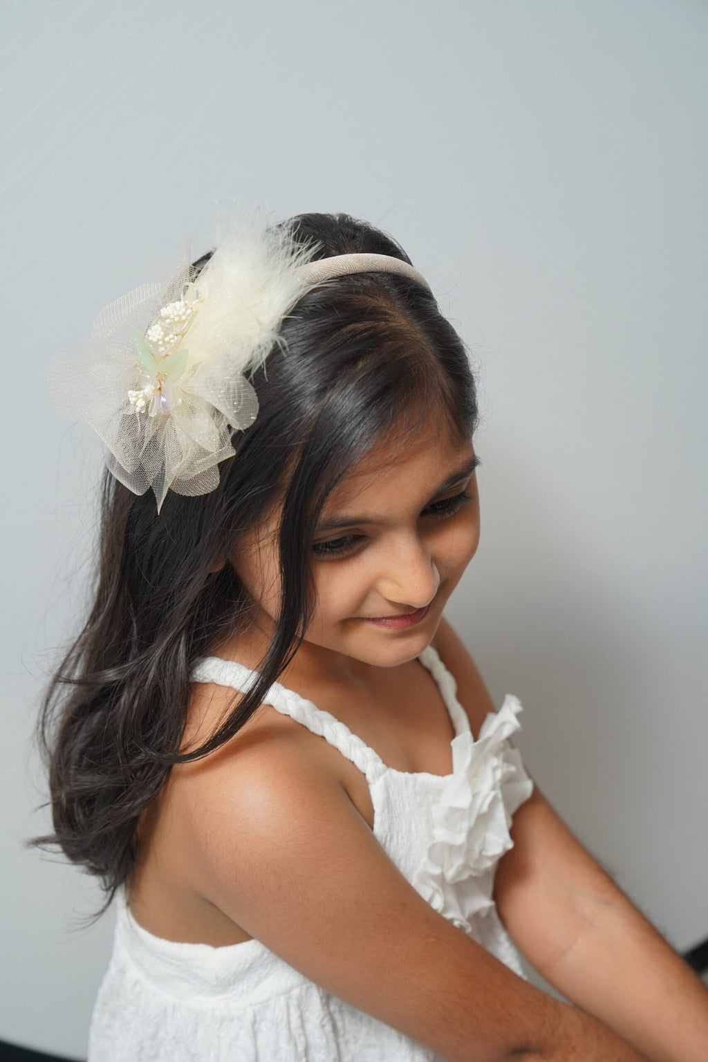 Soft net flowers with feathers