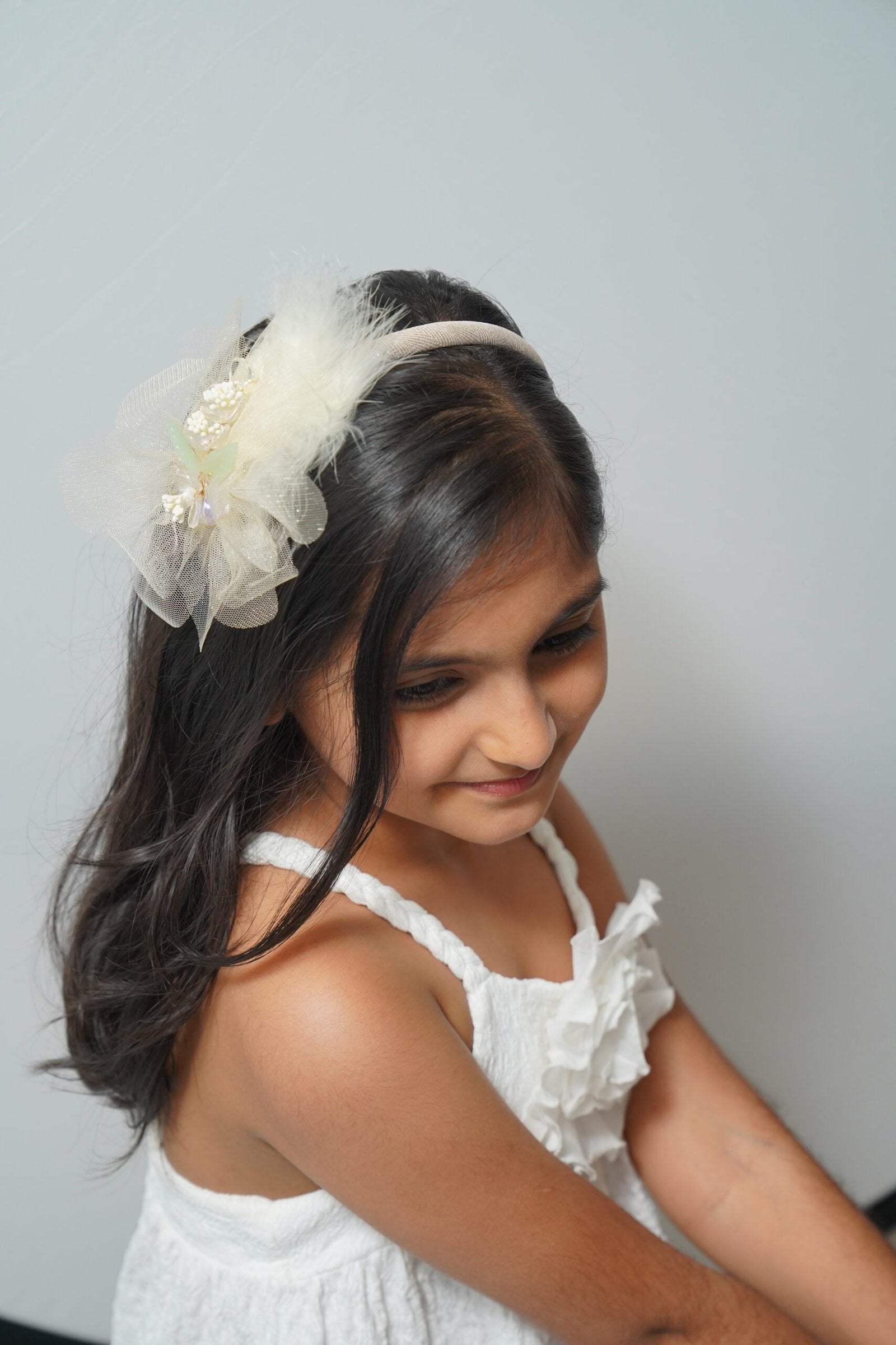 Soft net flowers with feathers