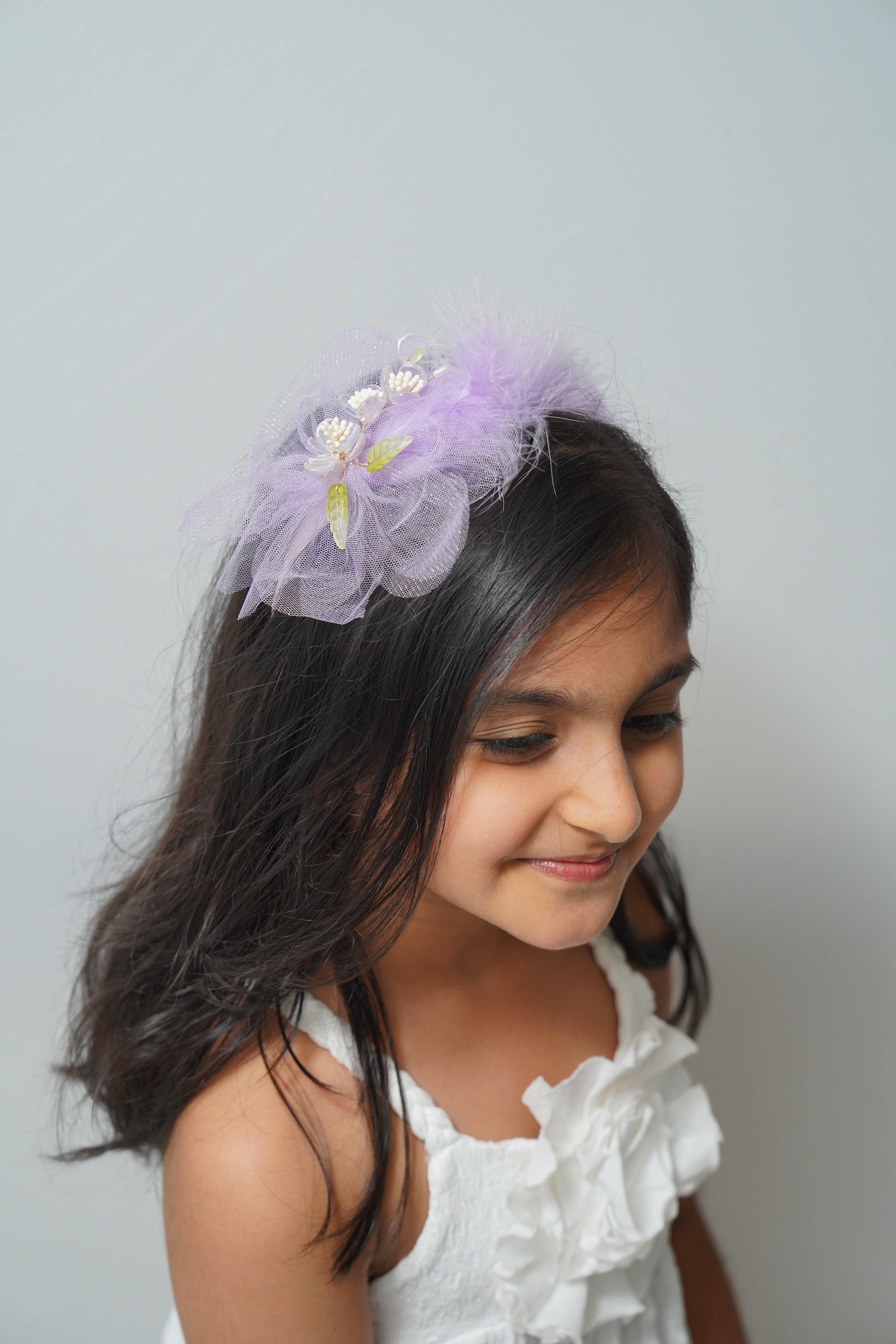 Soft net flowers with feathers