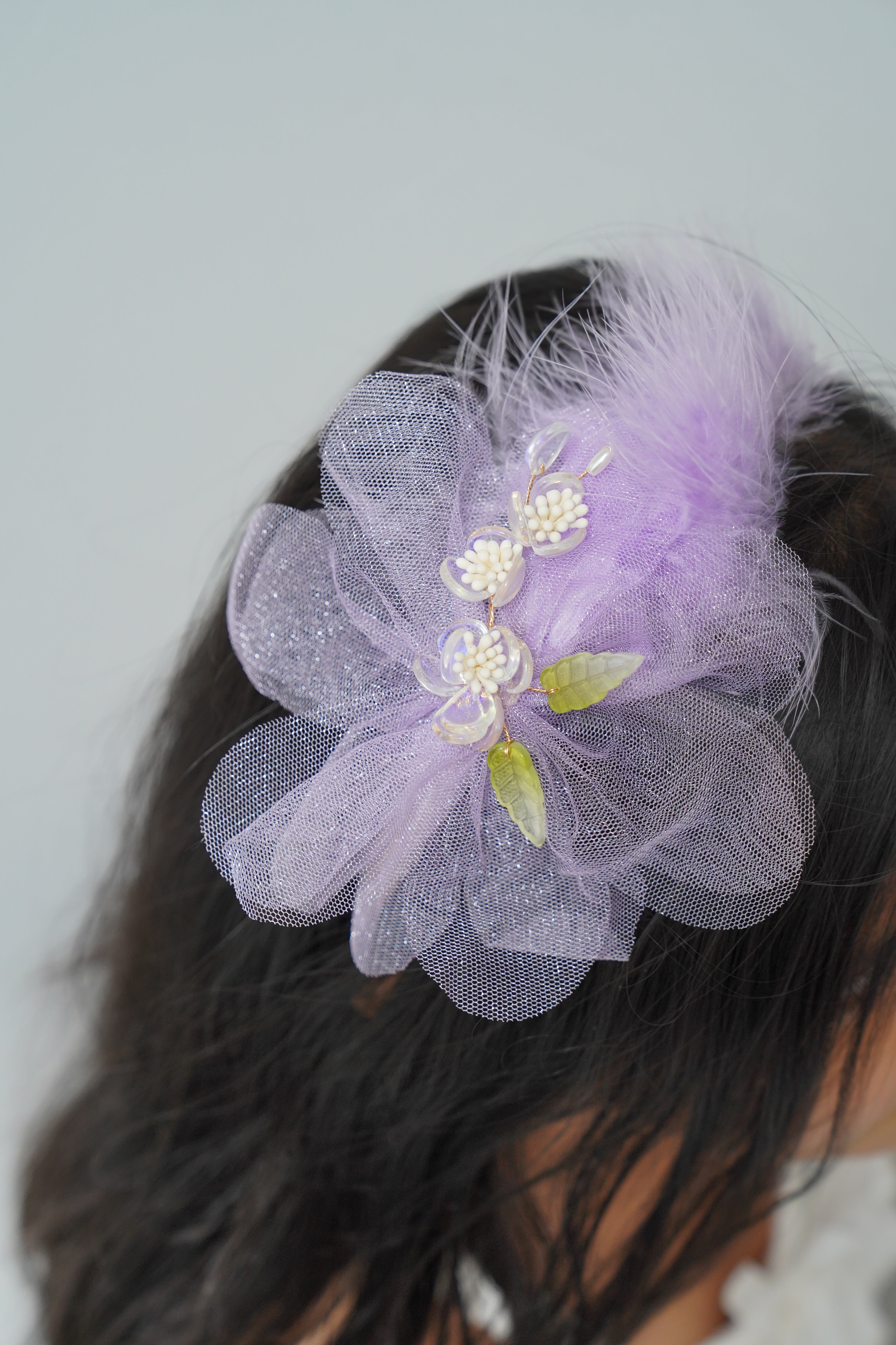 Soft net flowers with feathers