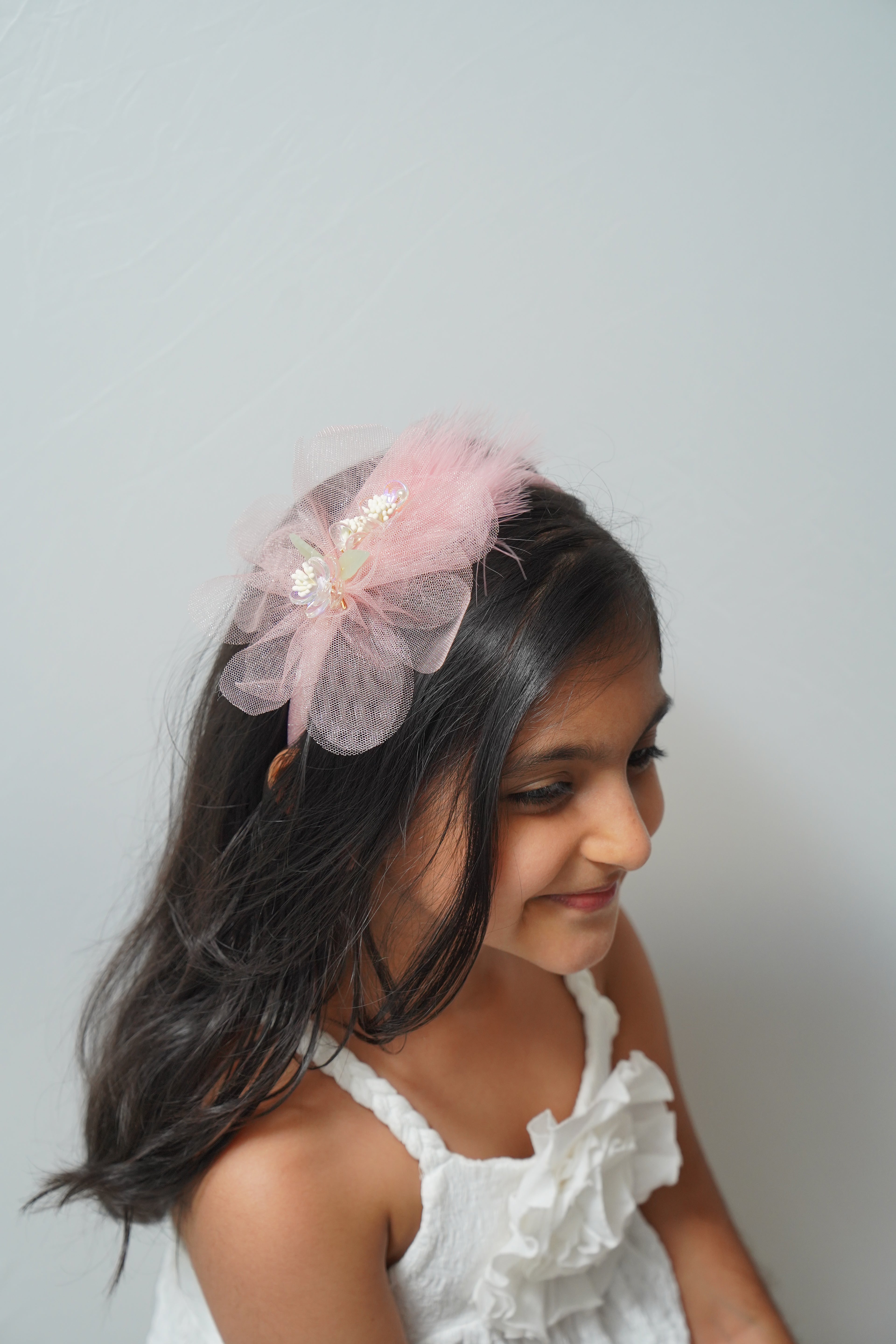 Soft net flowers with feathers