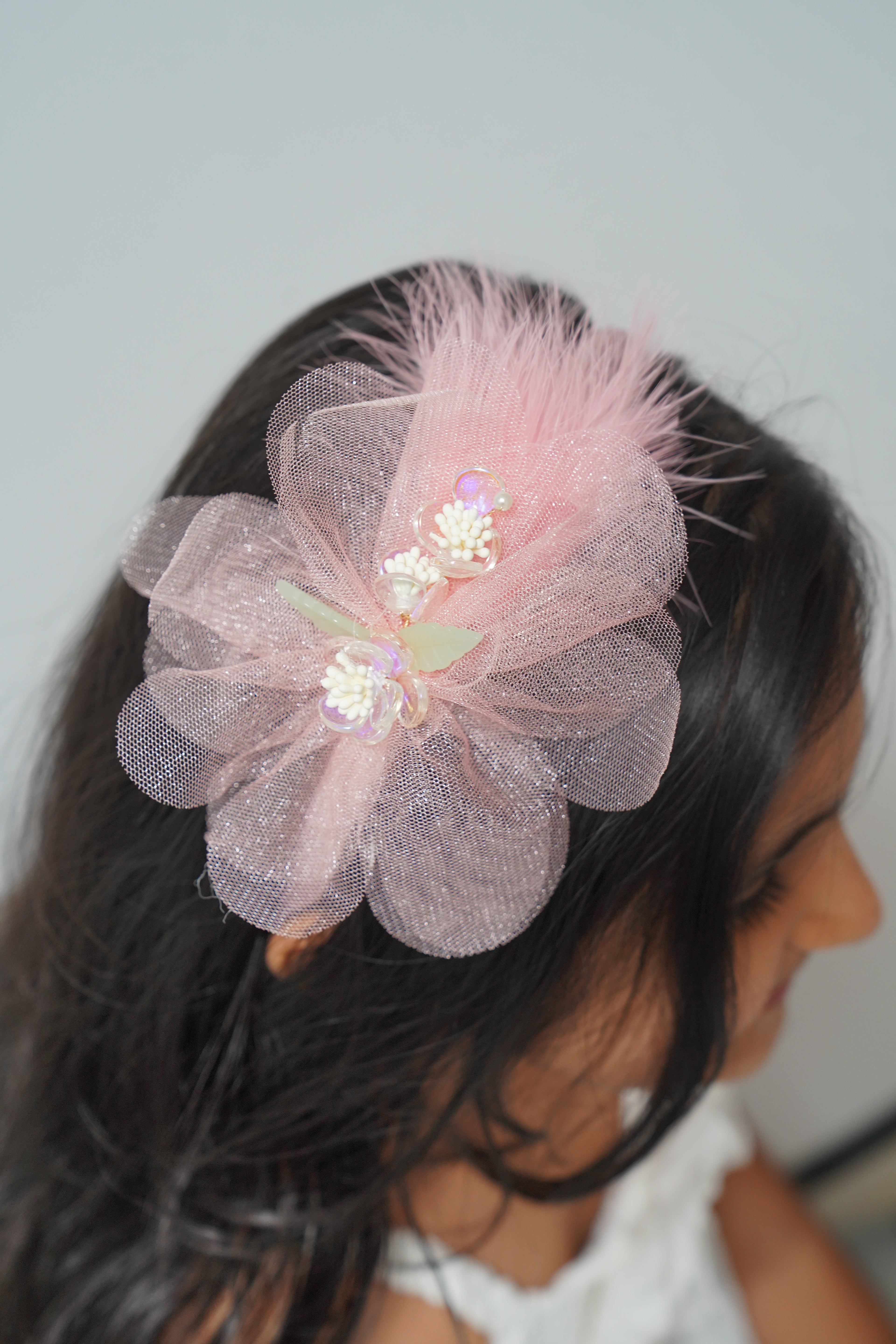 Soft net flowers with feathers