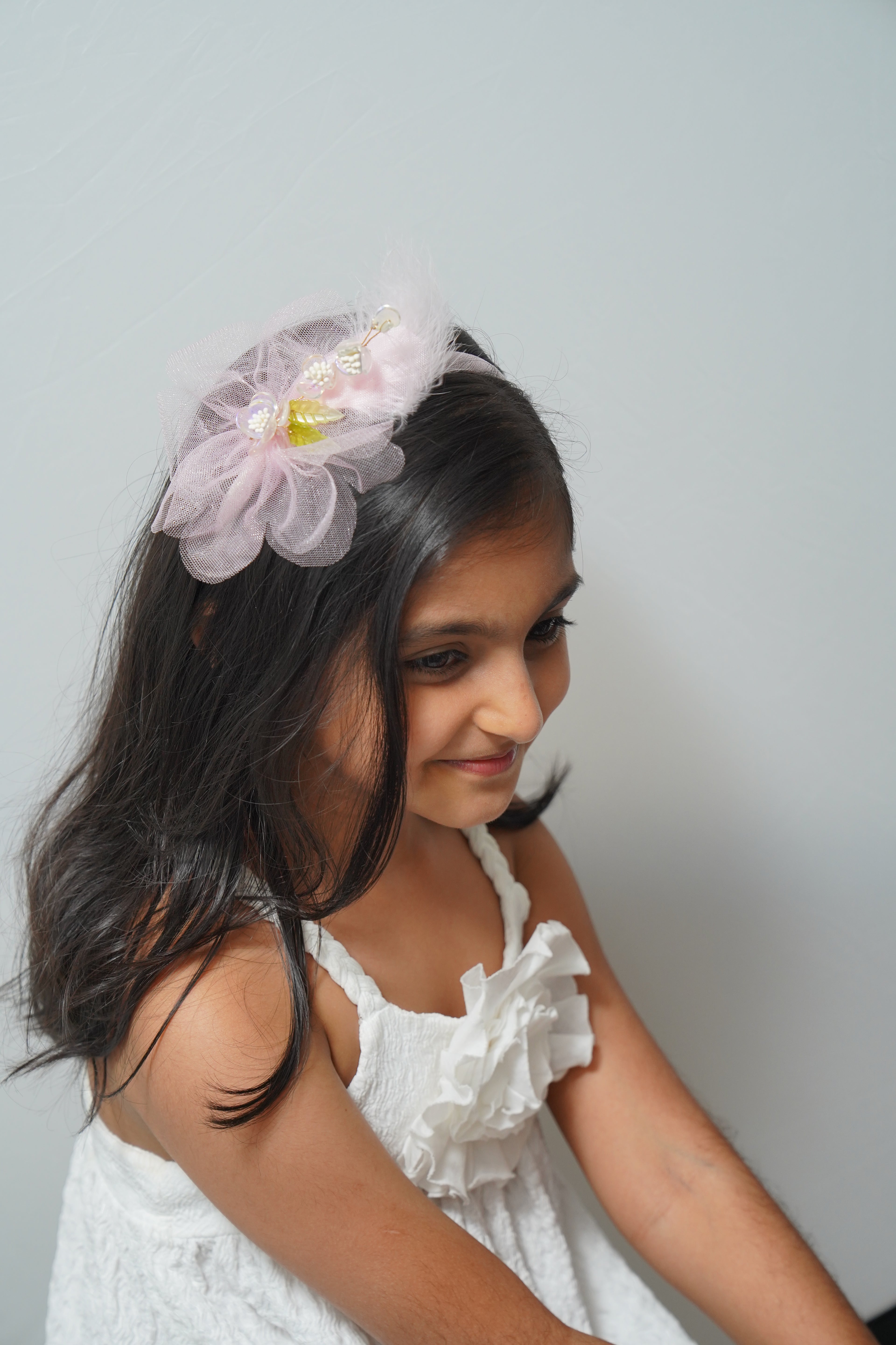 Soft net flowers with feathers