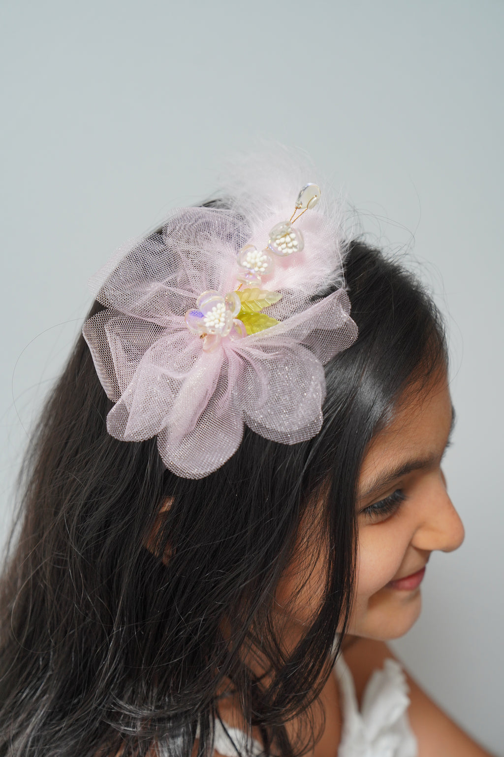 Soft net flowers with feathers