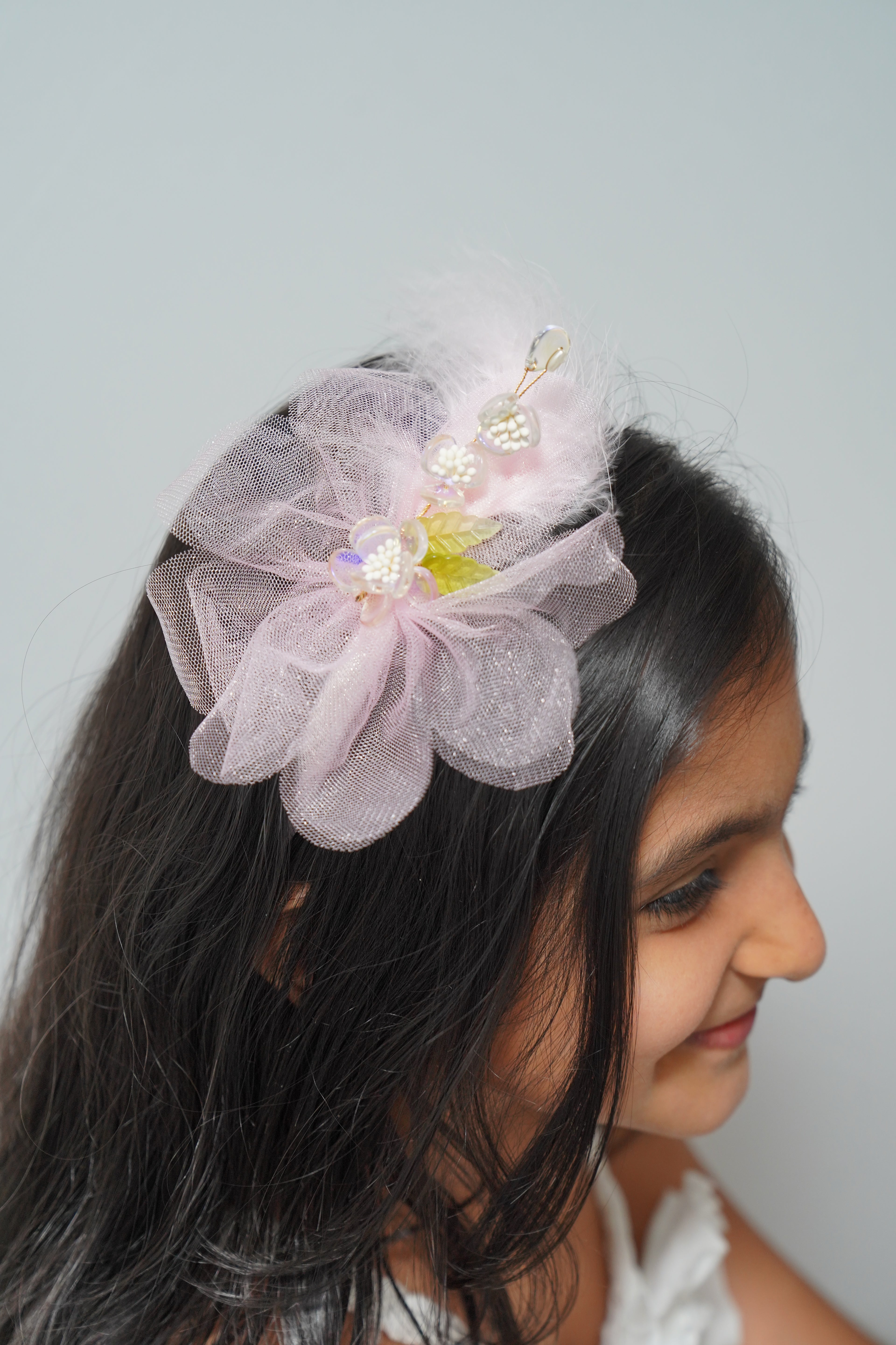 Soft net flowers with feathers