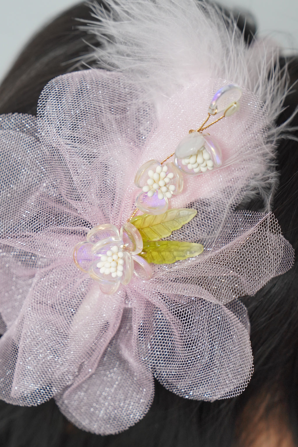 Soft net flowers with feathers