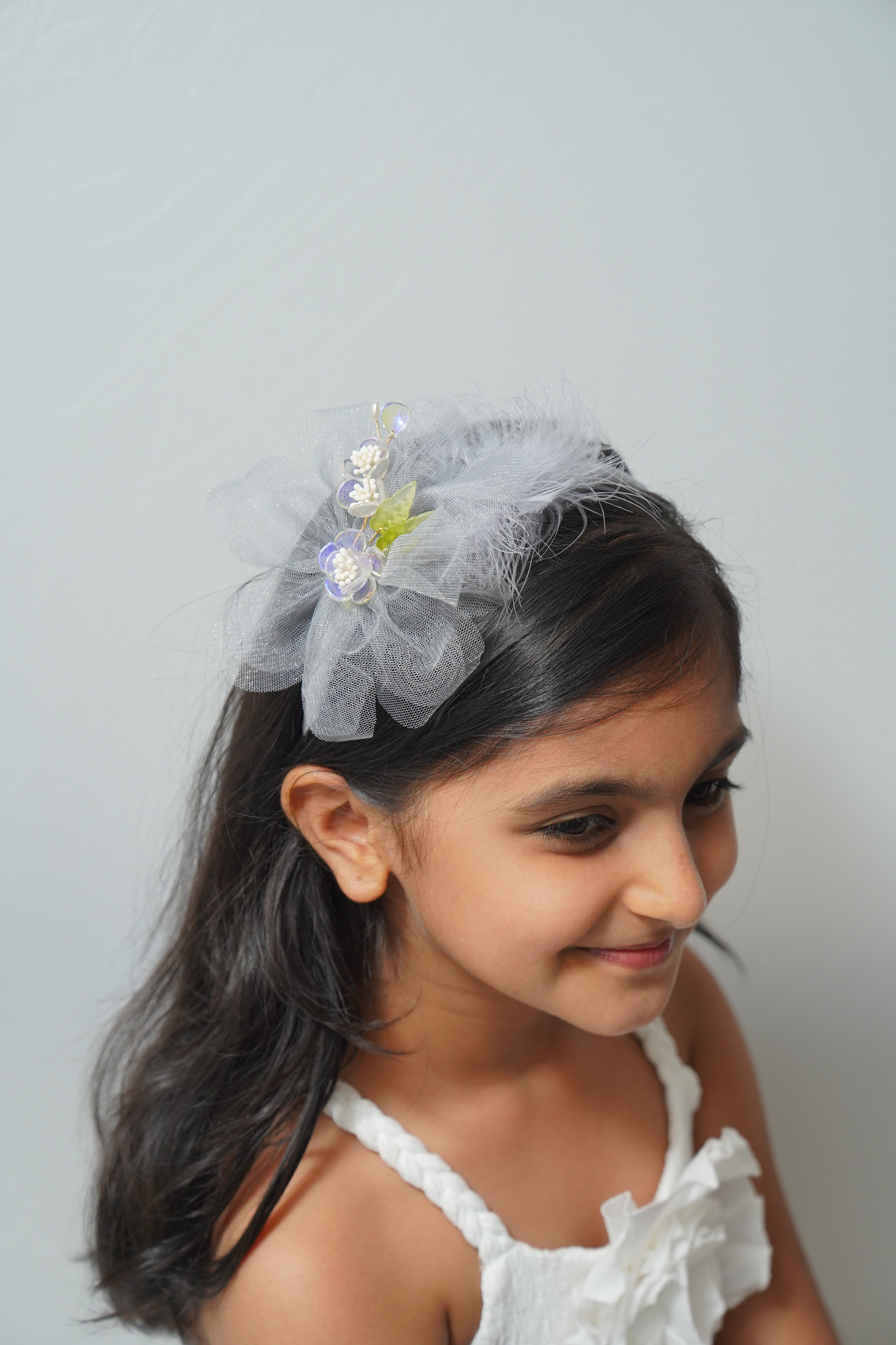 Soft net flowers with feathers