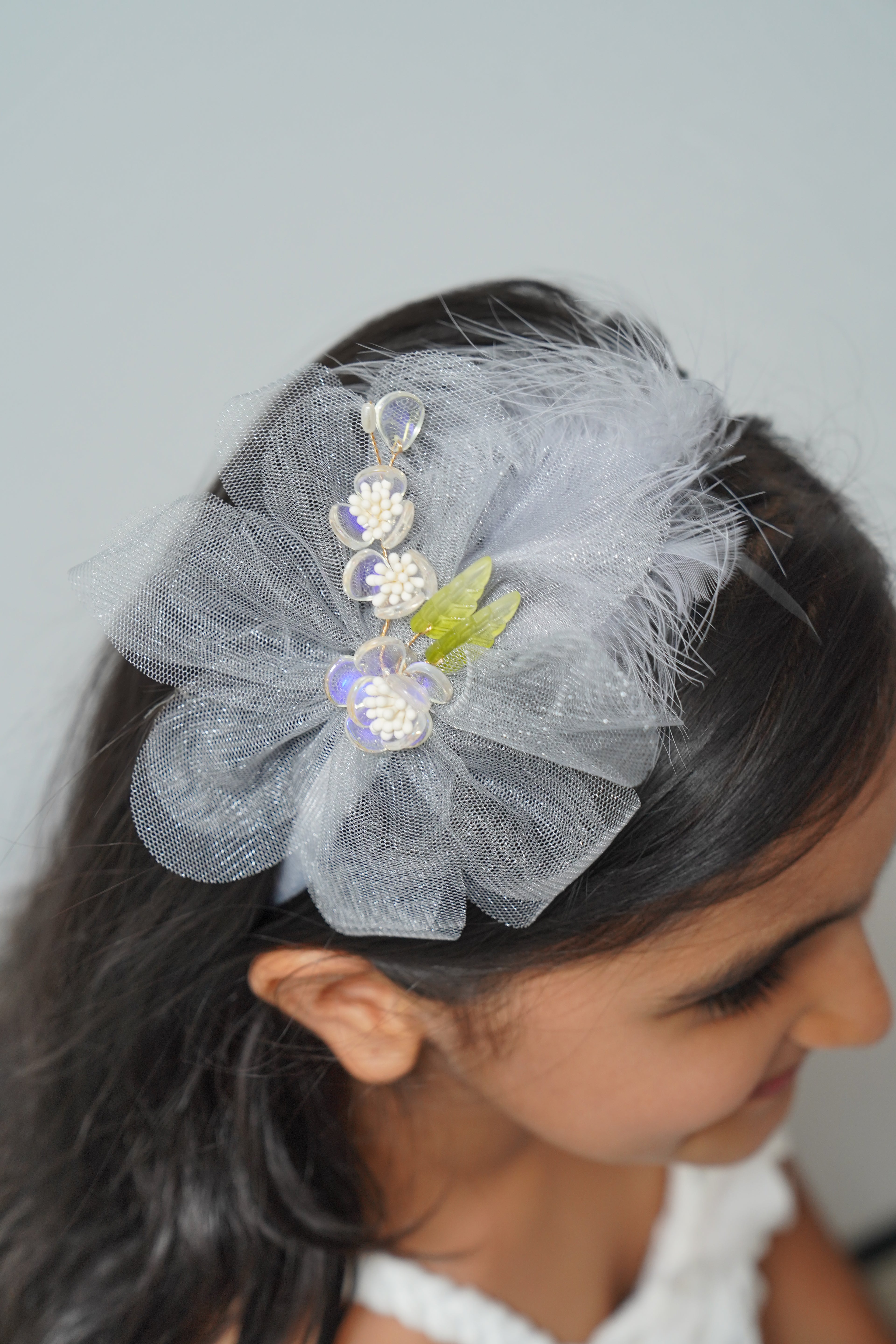 Soft net flowers with feathers