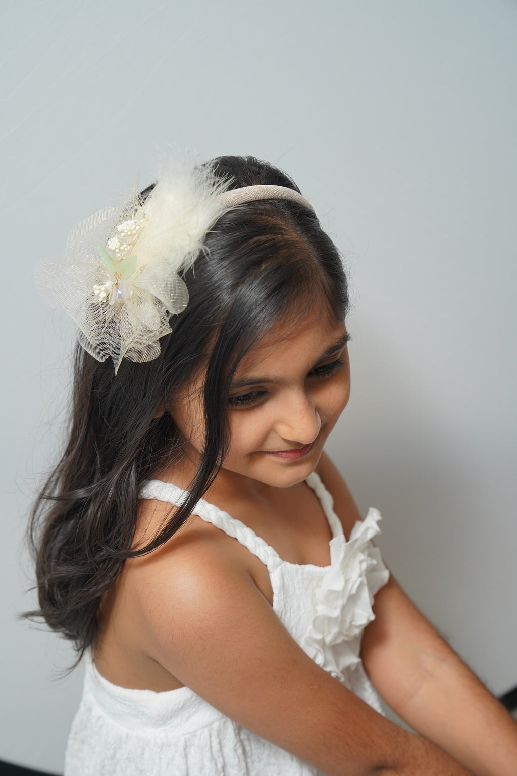 Soft net flowers with feathers