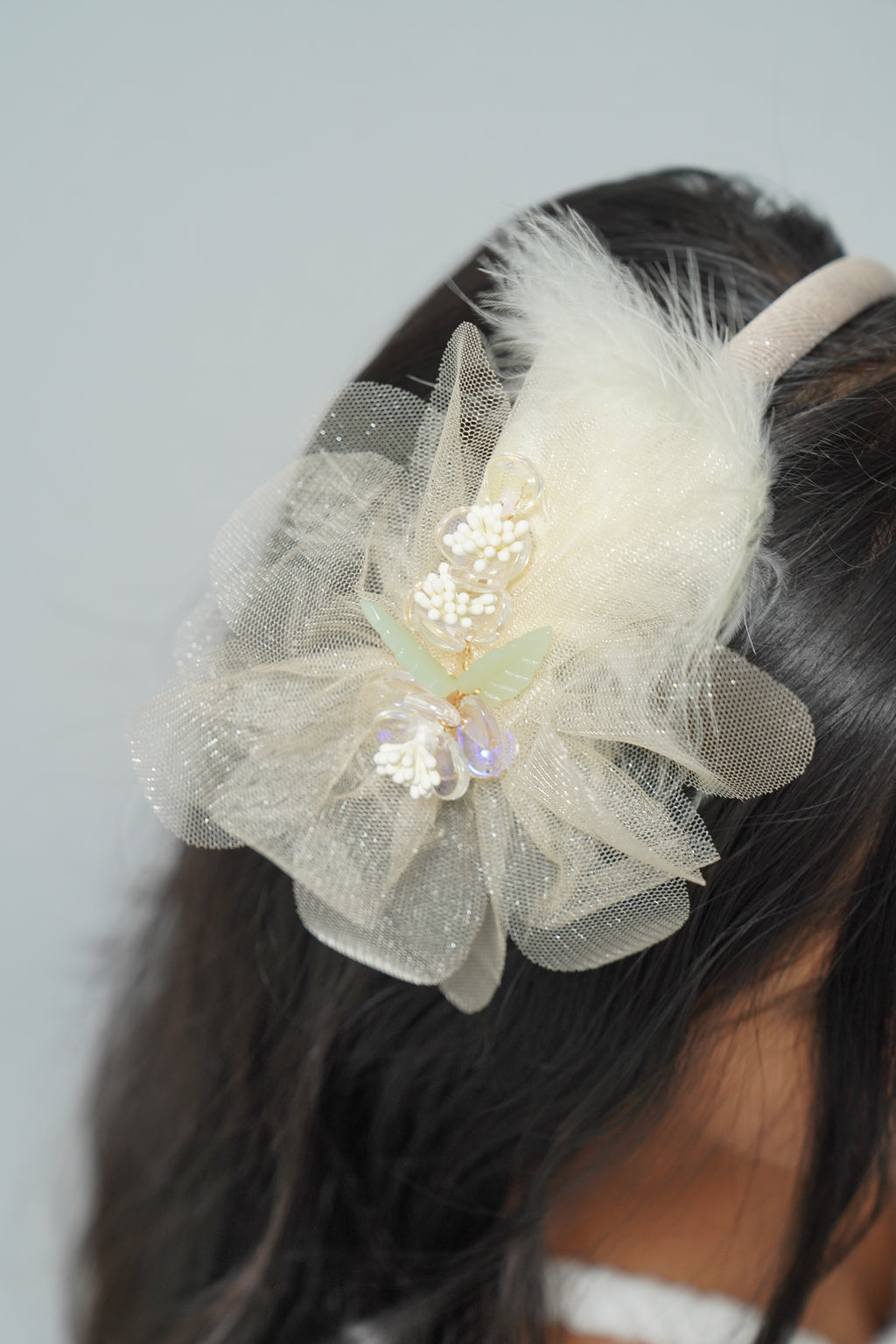 Soft net flowers with feathers