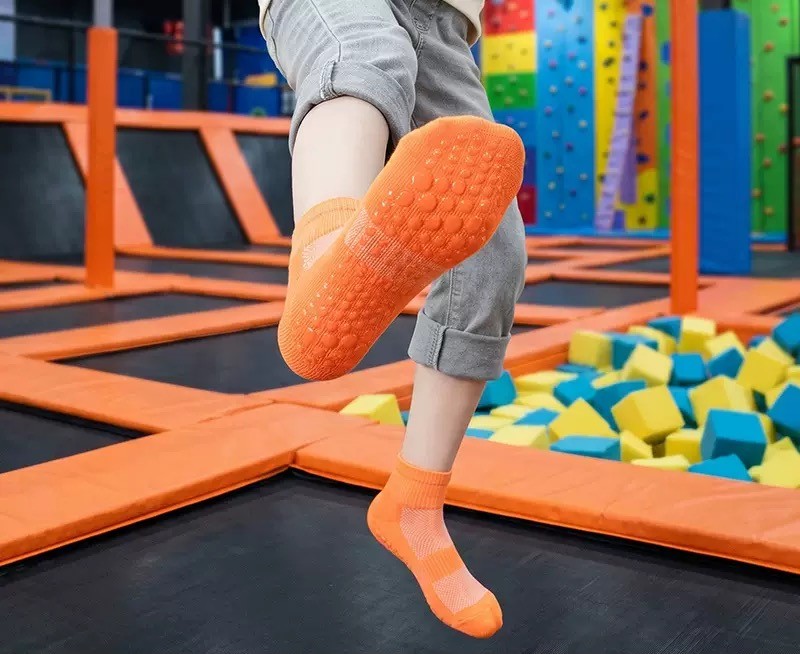 زجاجة مياه صغيرة وأنيقة على شكل دب باندا بني مع حزام