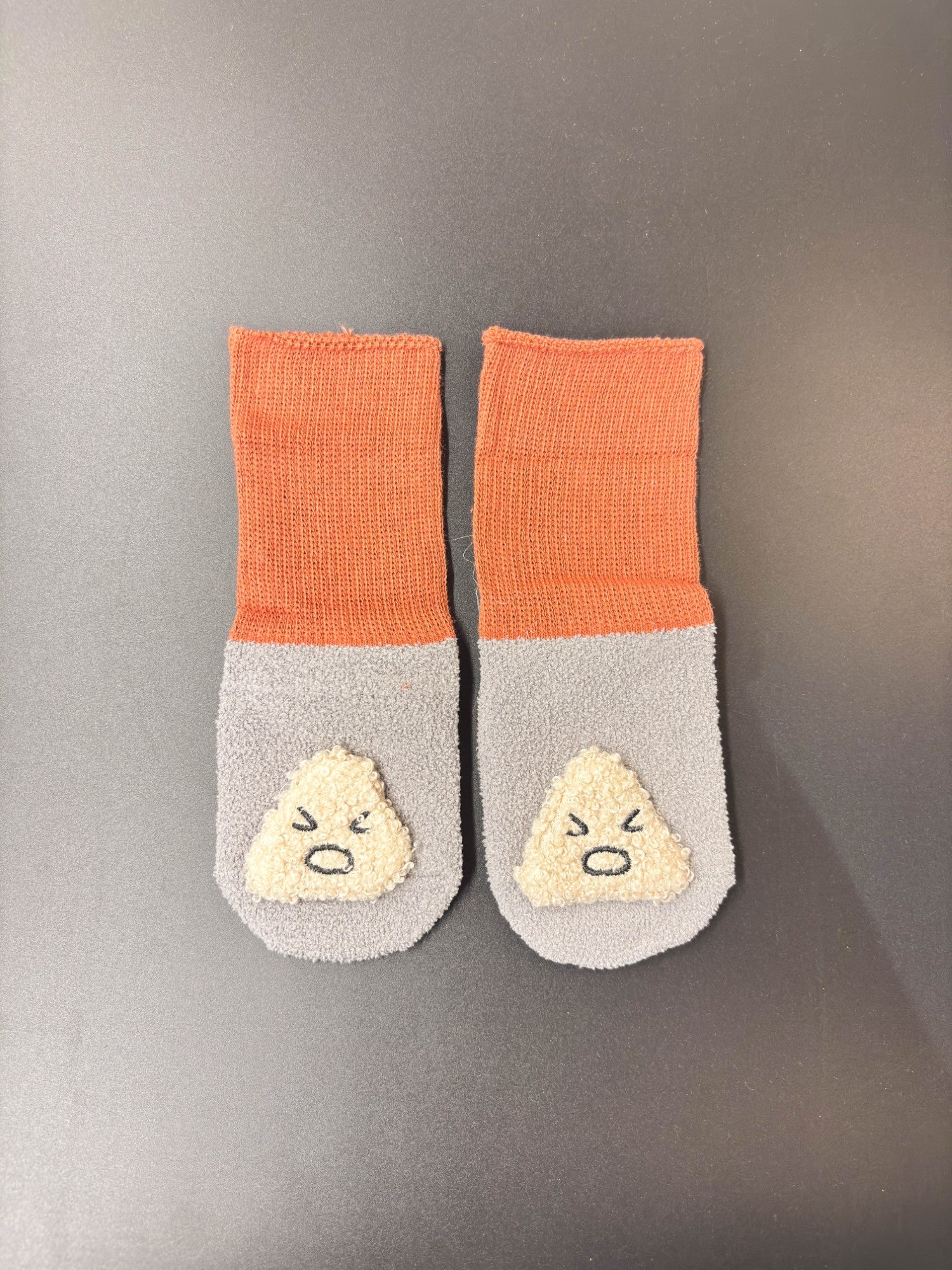 زجاجة مياه صغيرة وأنيقة على شكل دب باندا بني مع حزام