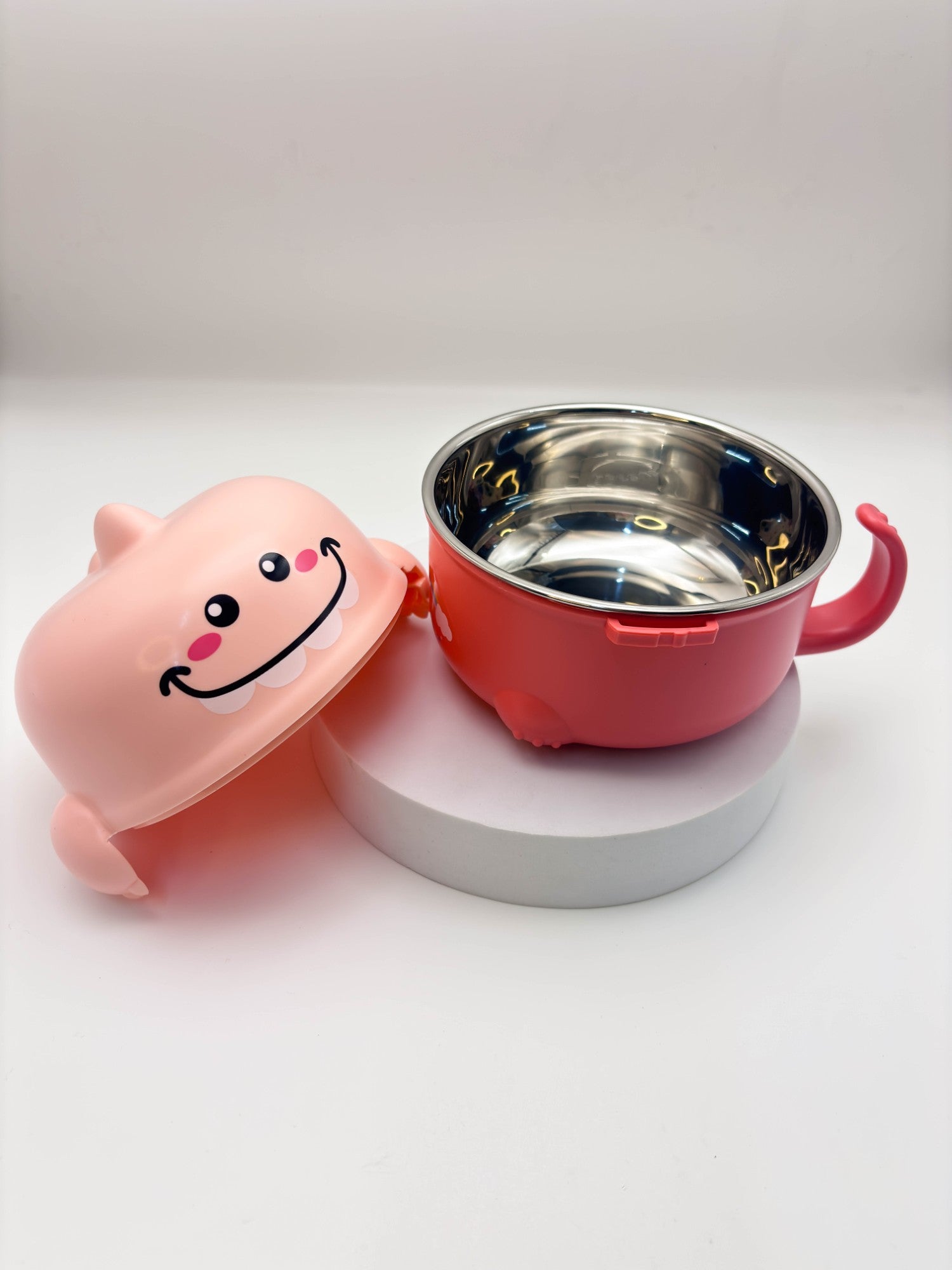 زجاجة مياه صغيرة وأنيقة على شكل دب باندا بني مع حزام