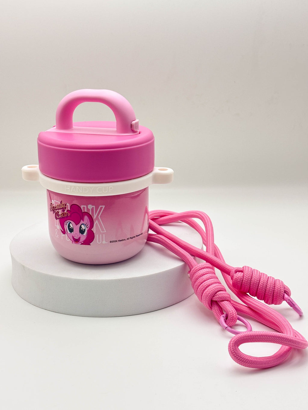 زجاجة مياه صغيرة وأنيقة على شكل دب باندا بني مع حزام