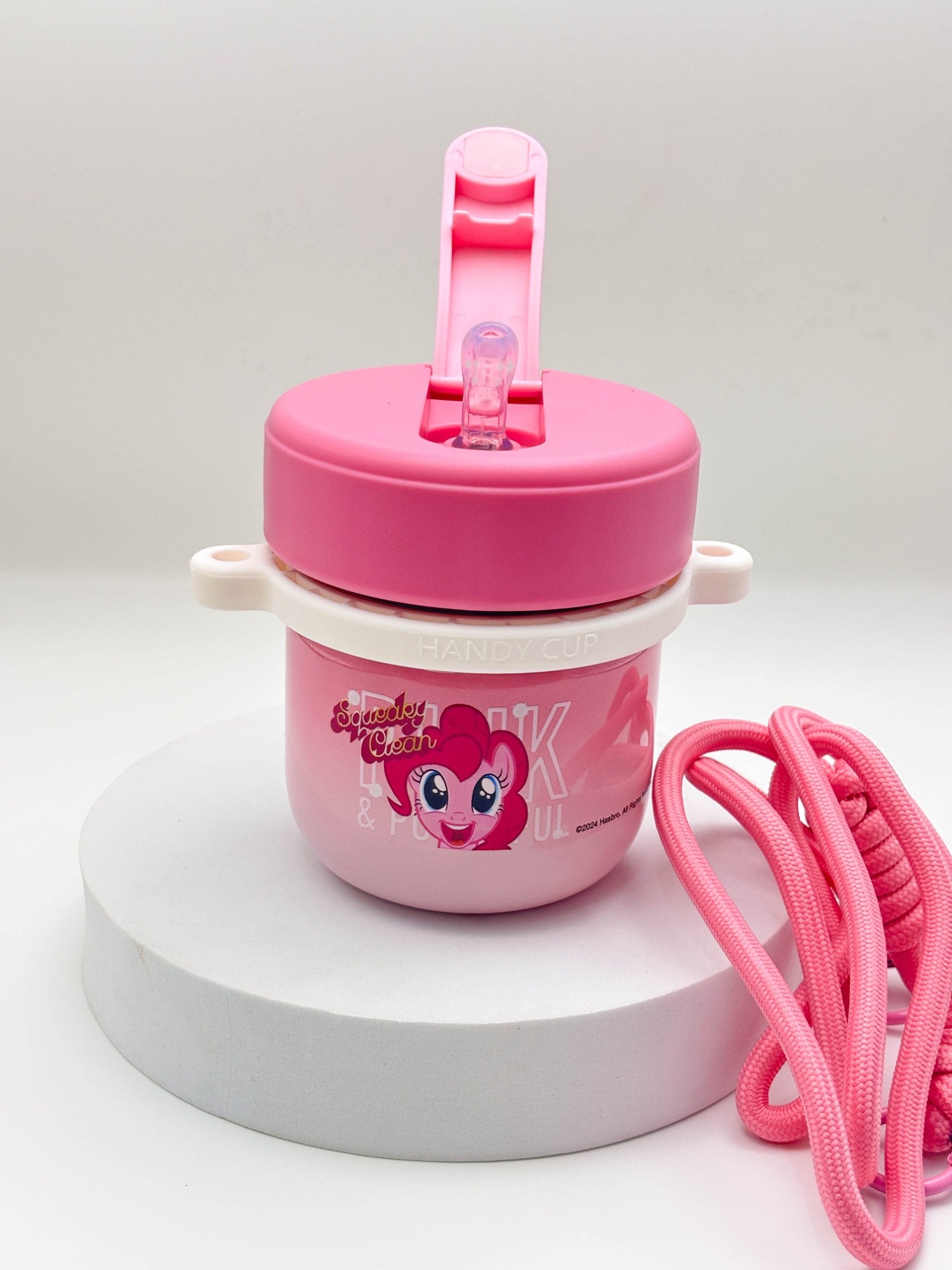 زجاجة مياه صغيرة وأنيقة على شكل دب باندا بني مع حزام