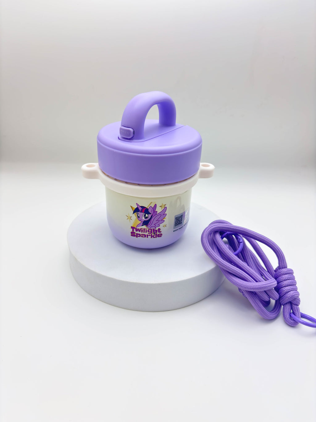 زجاجة مياه صغيرة وأنيقة على شكل دب باندا بني مع حزام