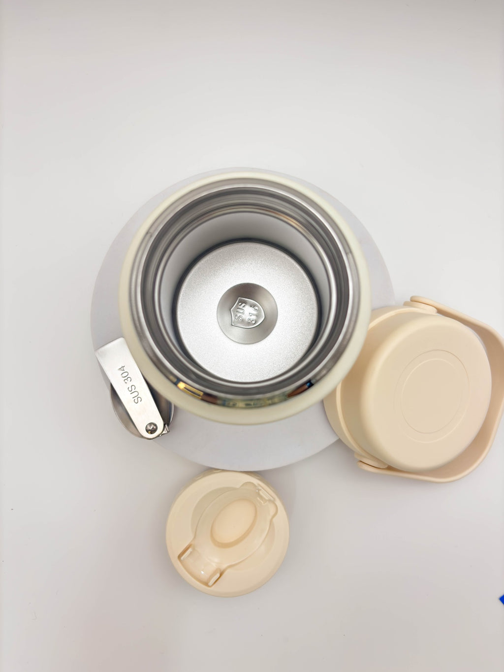 زجاجة مياه صغيرة وأنيقة على شكل دب باندا بني مع حزام