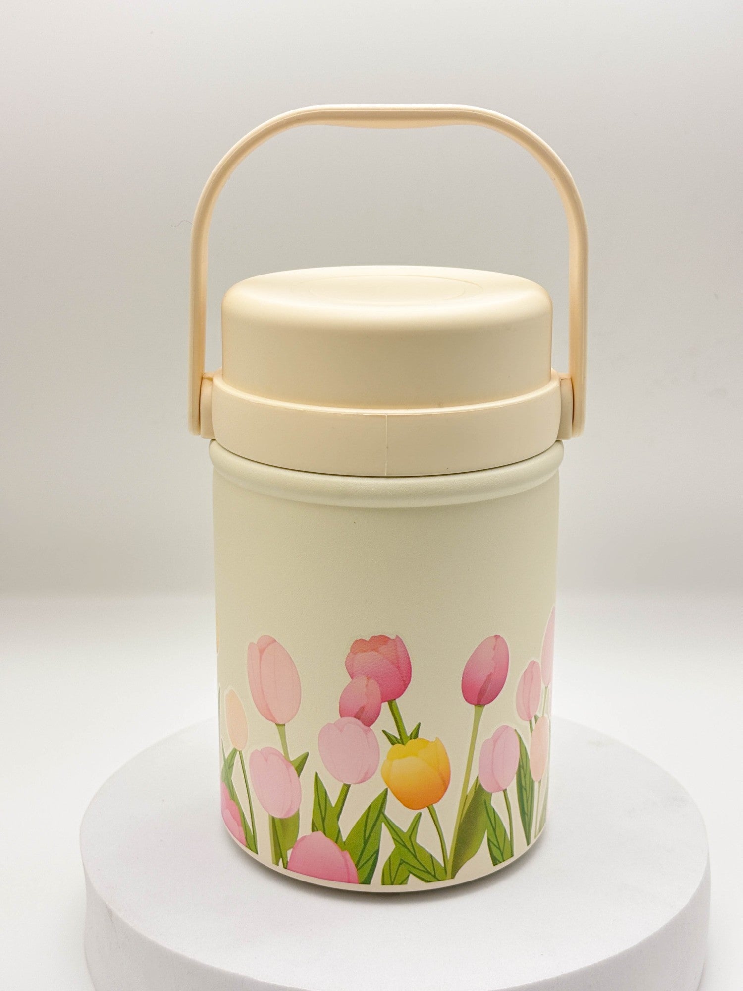 زجاجة مياه صغيرة وأنيقة على شكل دب باندا بني مع حزام