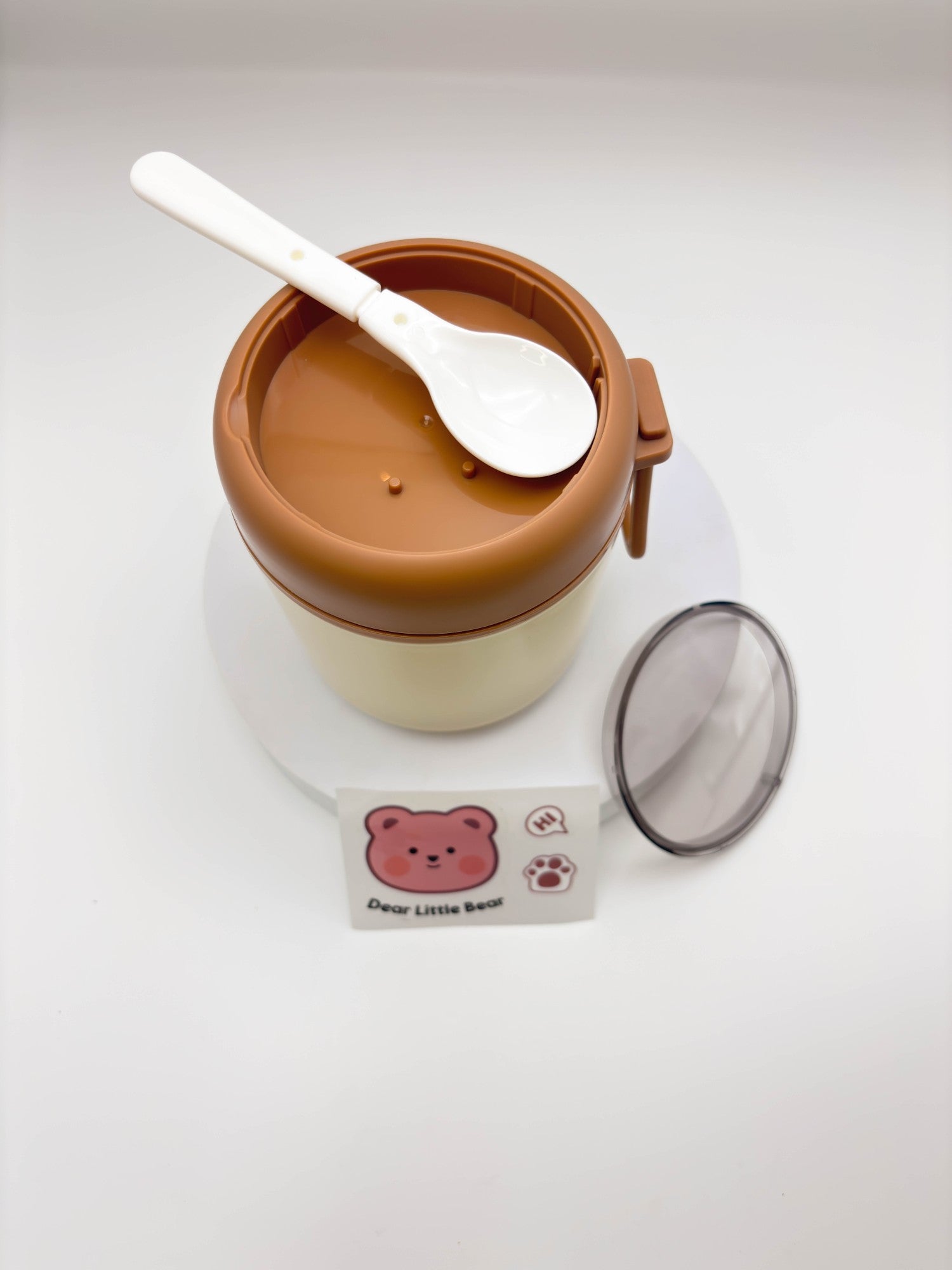 زجاجة مياه صغيرة وأنيقة على شكل دب باندا بني مع حزام