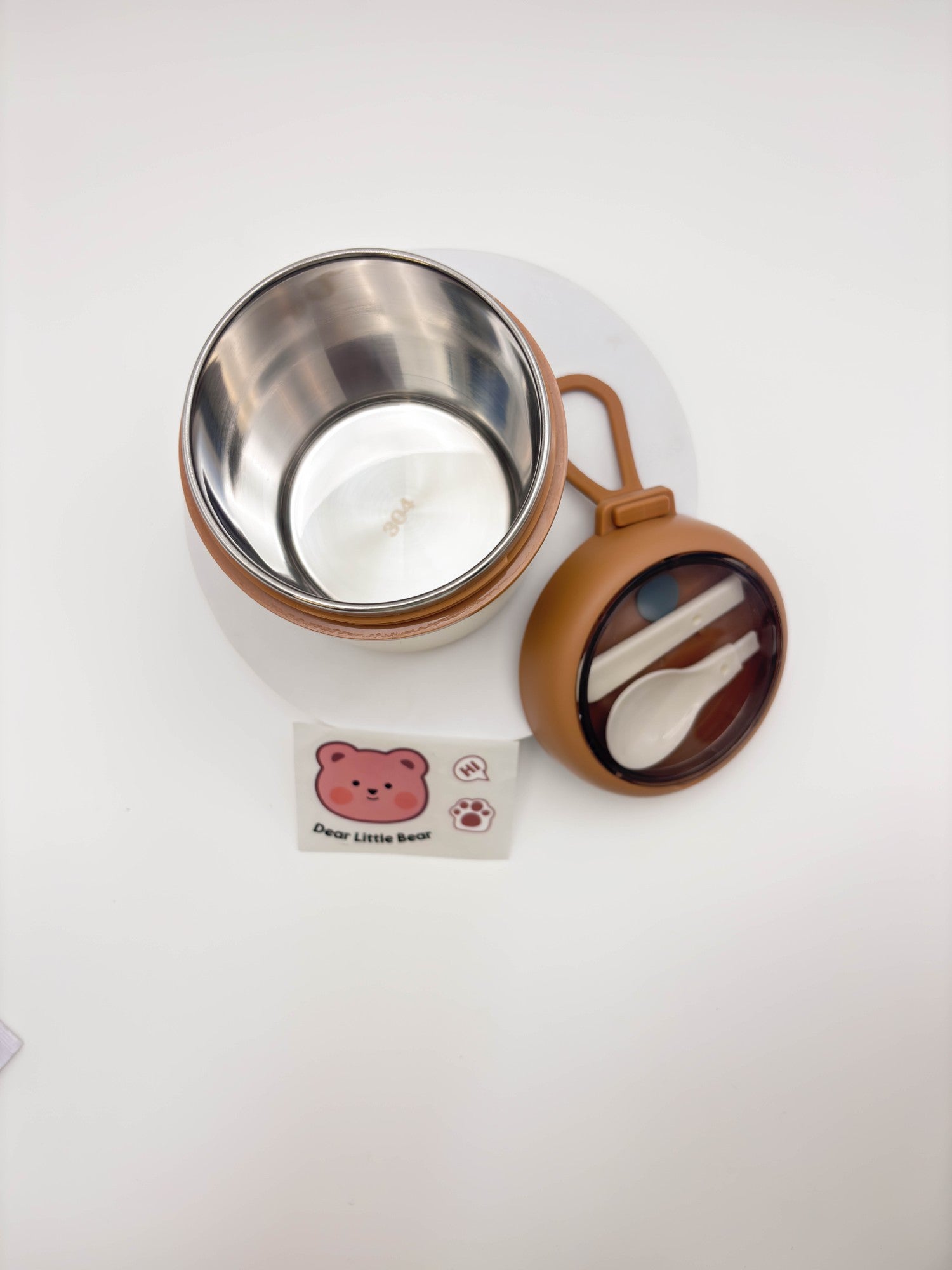 زجاجة مياه صغيرة وأنيقة على شكل دب باندا بني مع حزام