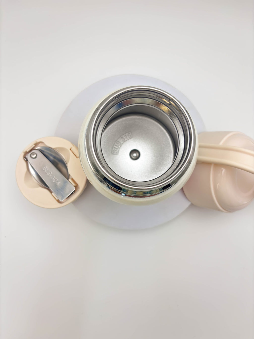 زجاجة مياه صغيرة وأنيقة على شكل دب باندا بني مع حزام