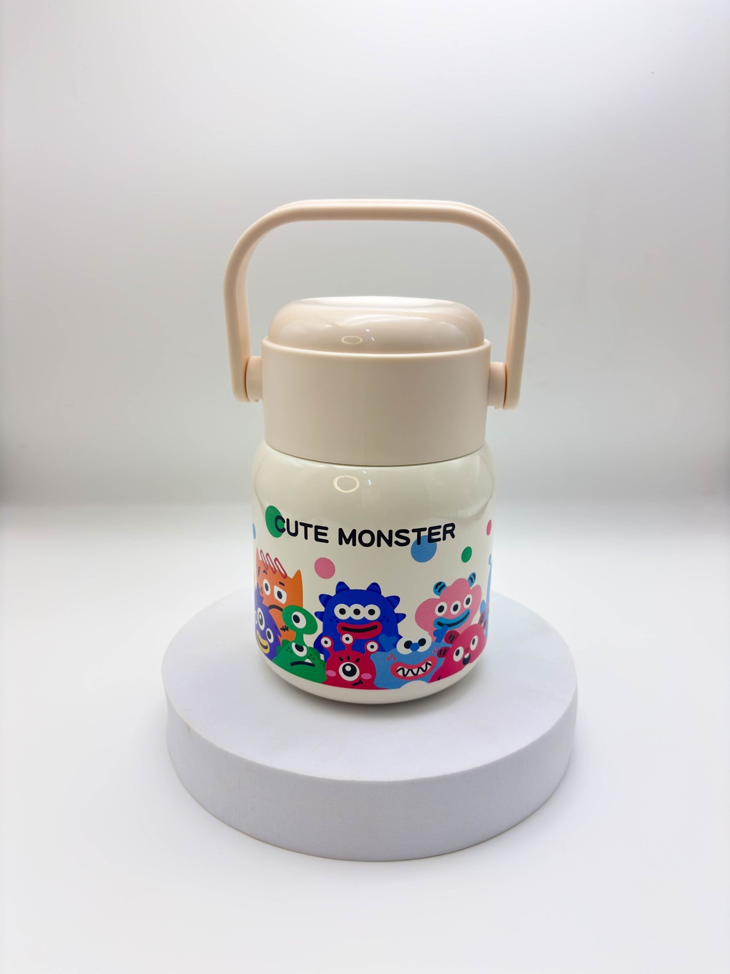 زجاجة مياه صغيرة وأنيقة على شكل دب باندا بني مع حزام