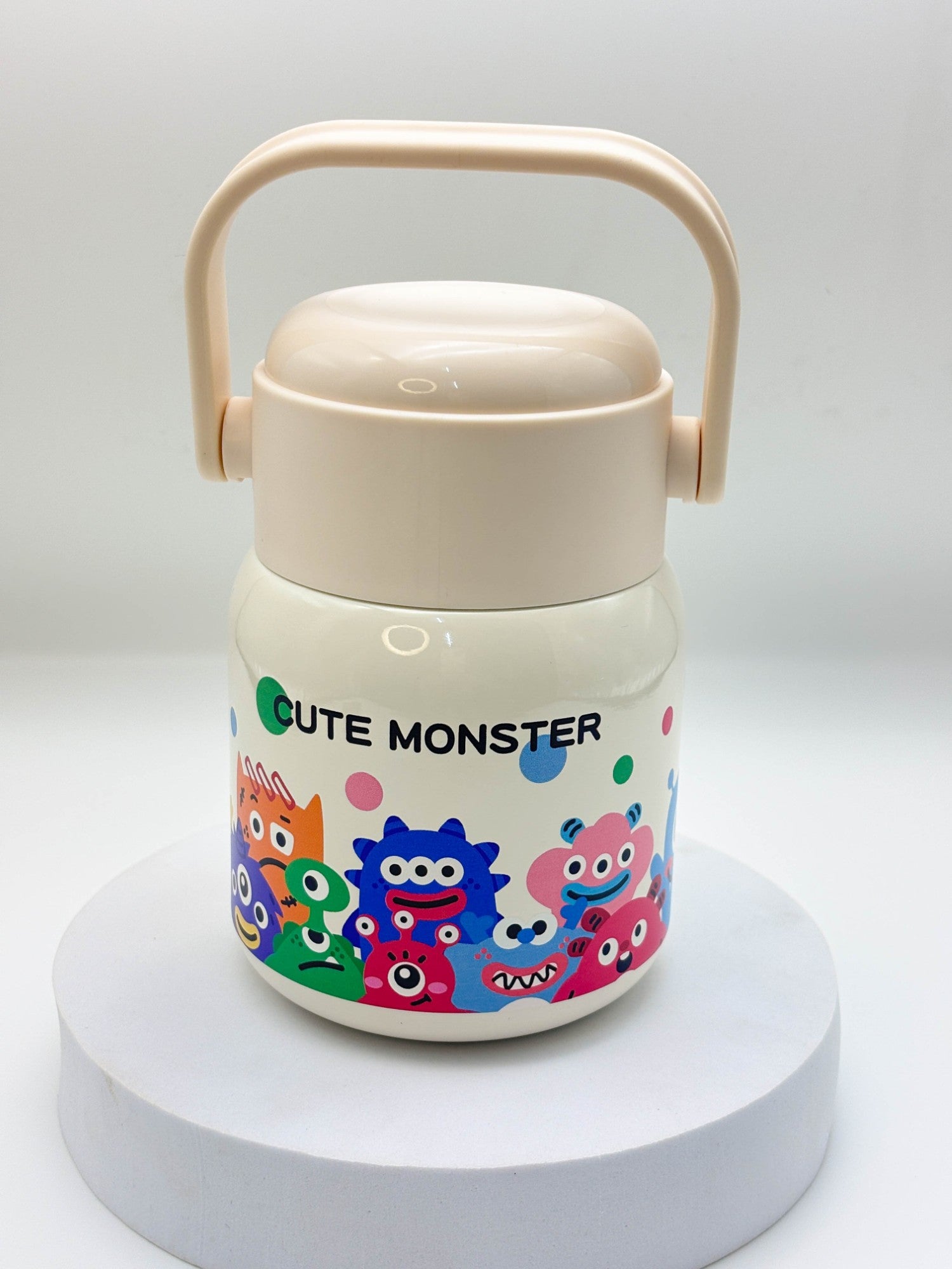 زجاجة مياه صغيرة وأنيقة على شكل دب باندا بني مع حزام