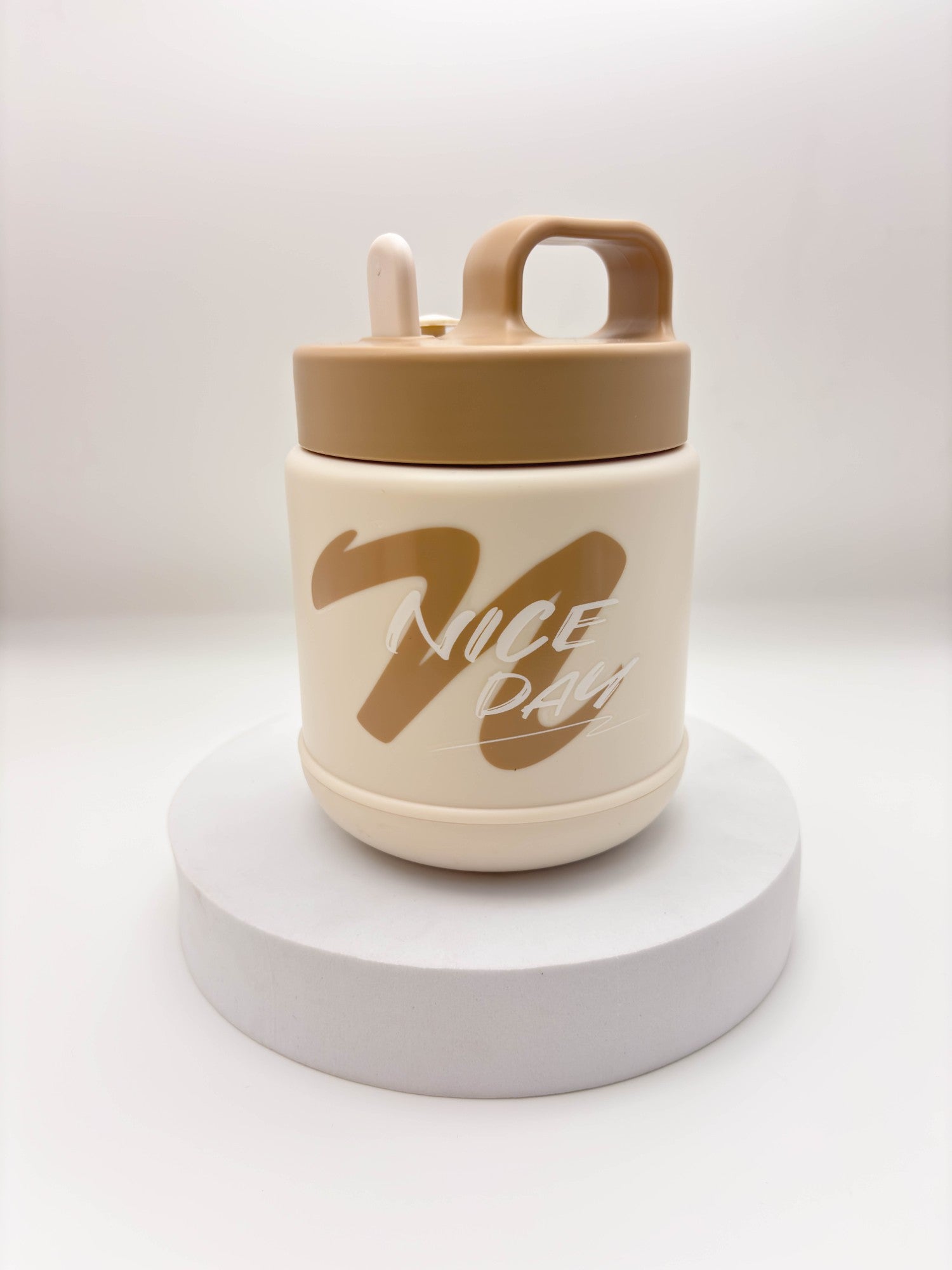 زجاجة مياه صغيرة وأنيقة على شكل دب باندا بني مع حزام