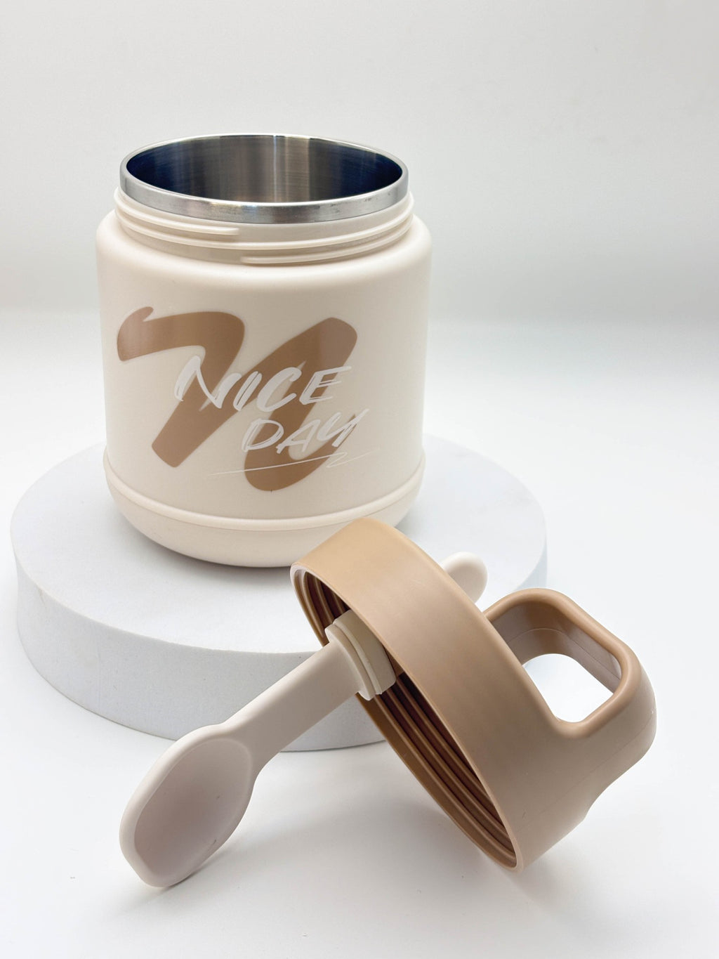 زجاجة مياه صغيرة وأنيقة على شكل دب باندا بني مع حزام