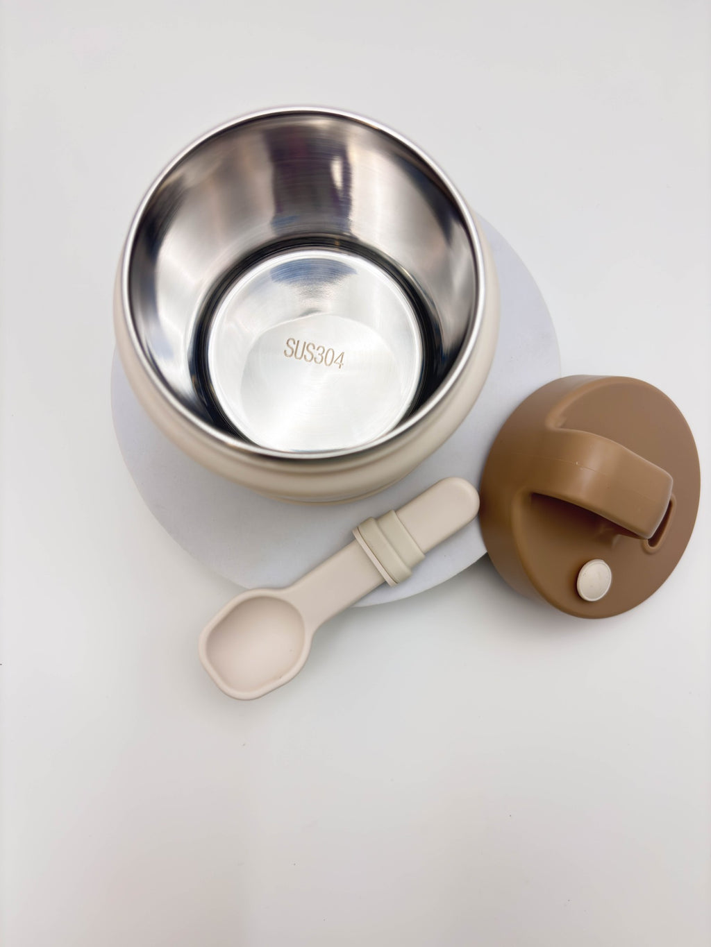 زجاجة مياه صغيرة وأنيقة على شكل دب باندا بني مع حزام