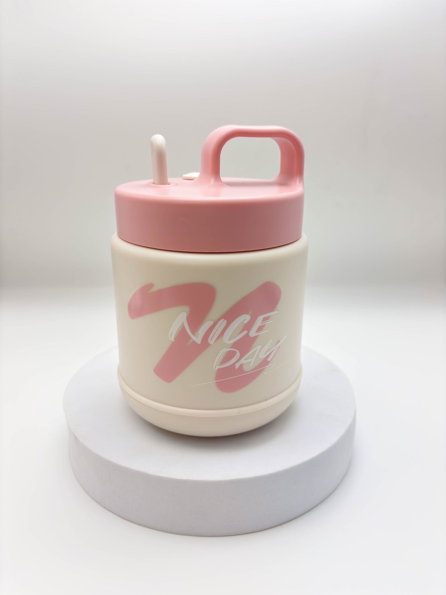 زجاجة مياه صغيرة وأنيقة على شكل دب باندا بني مع حزام