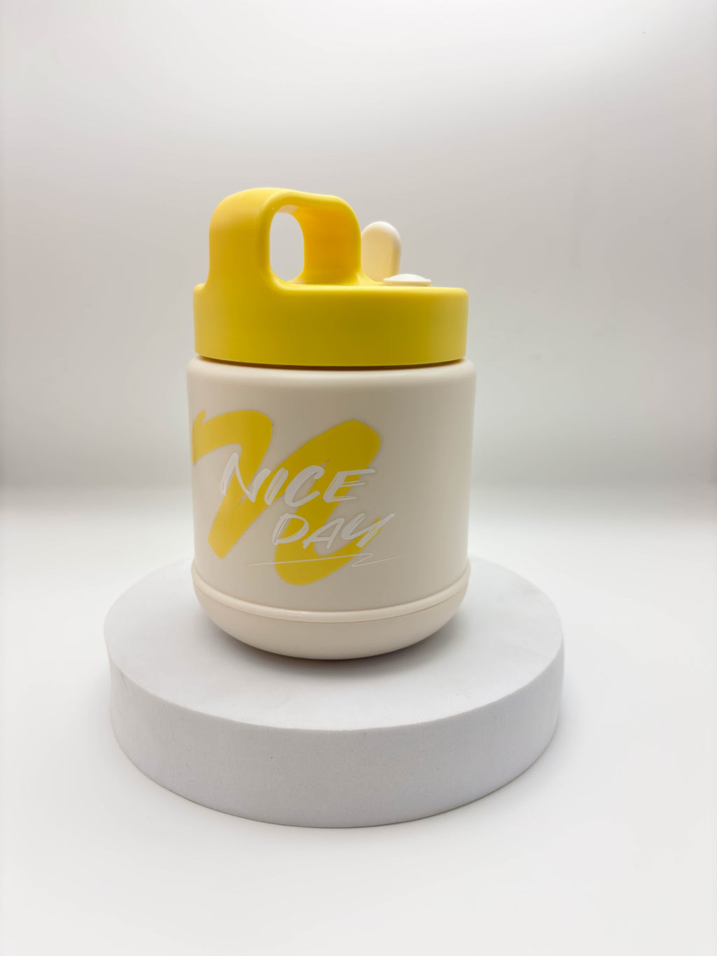 زجاجة مياه صغيرة وأنيقة على شكل دب باندا بني مع حزام