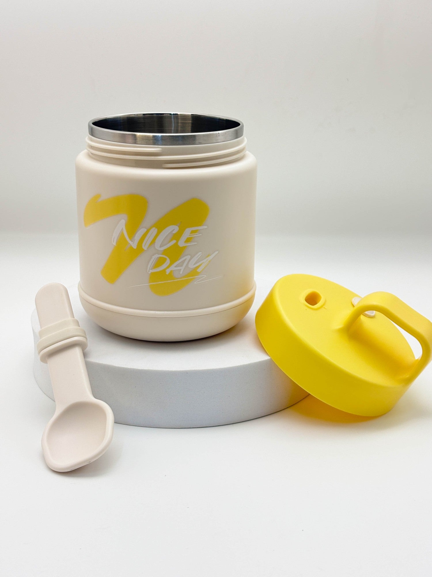 زجاجة مياه صغيرة وأنيقة على شكل دب باندا بني مع حزام