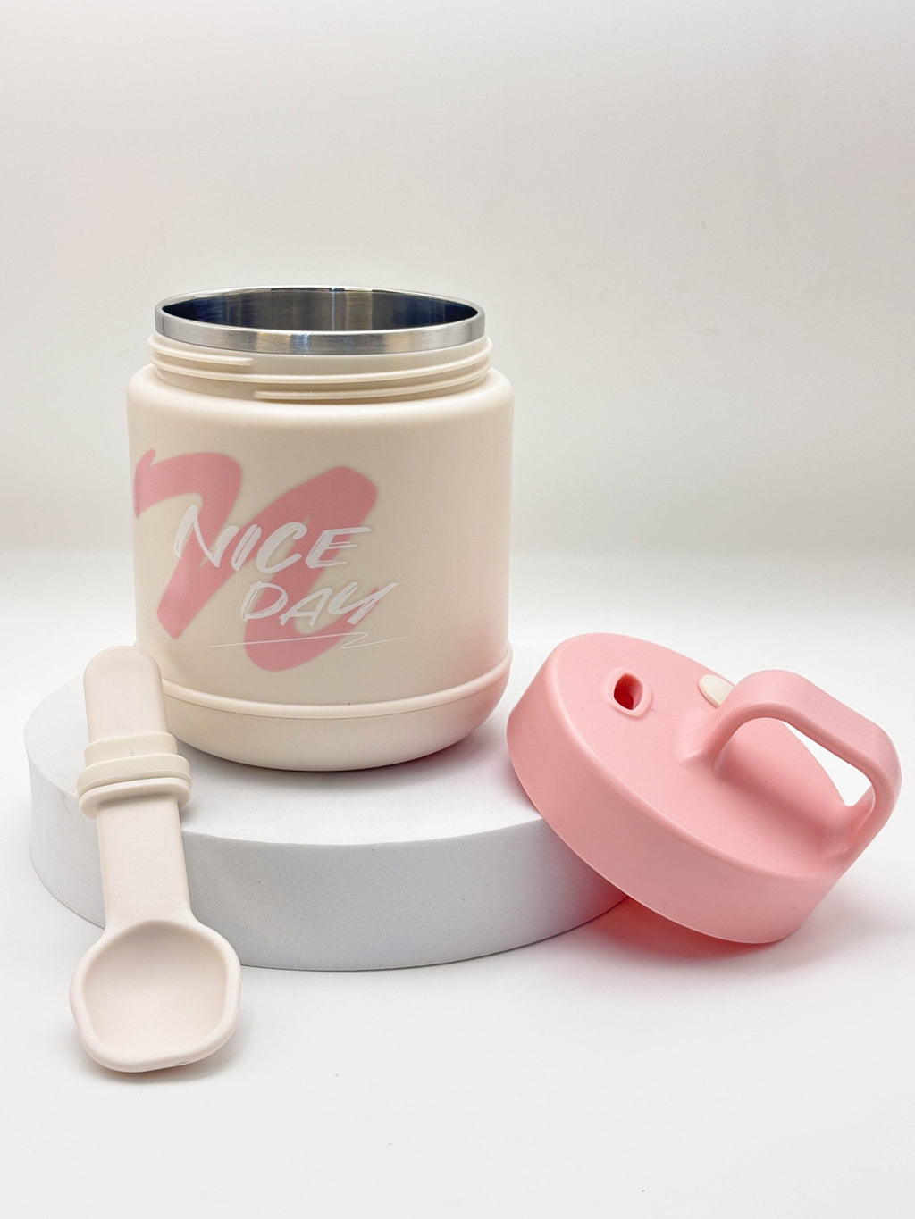 زجاجة مياه صغيرة وأنيقة على شكل دب باندا بني مع حزام