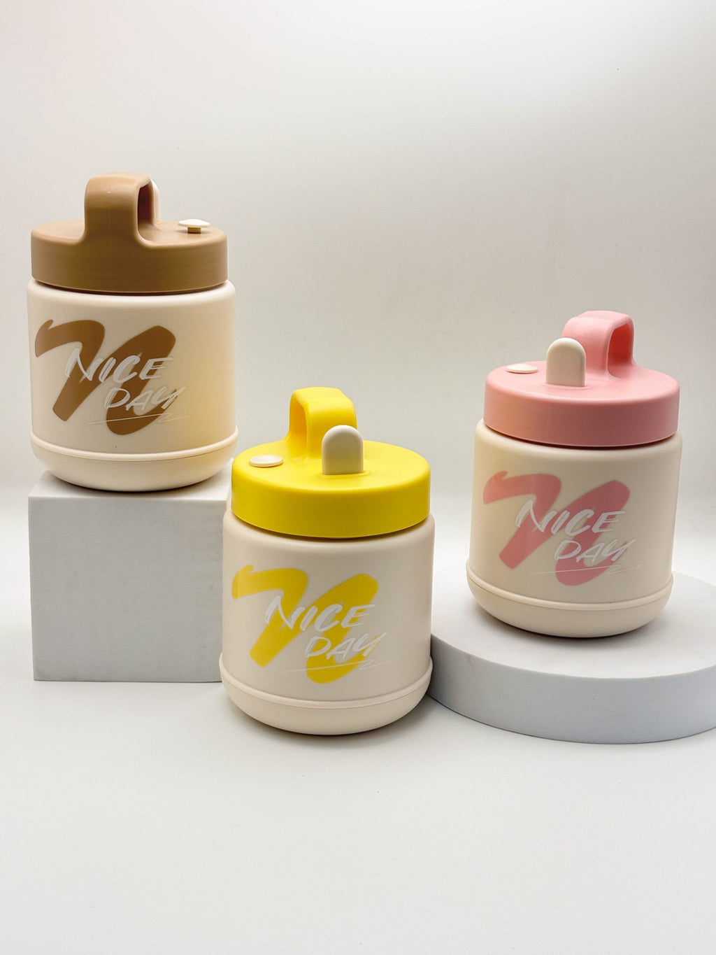 زجاجة مياه صغيرة وأنيقة على شكل دب باندا بني مع حزام