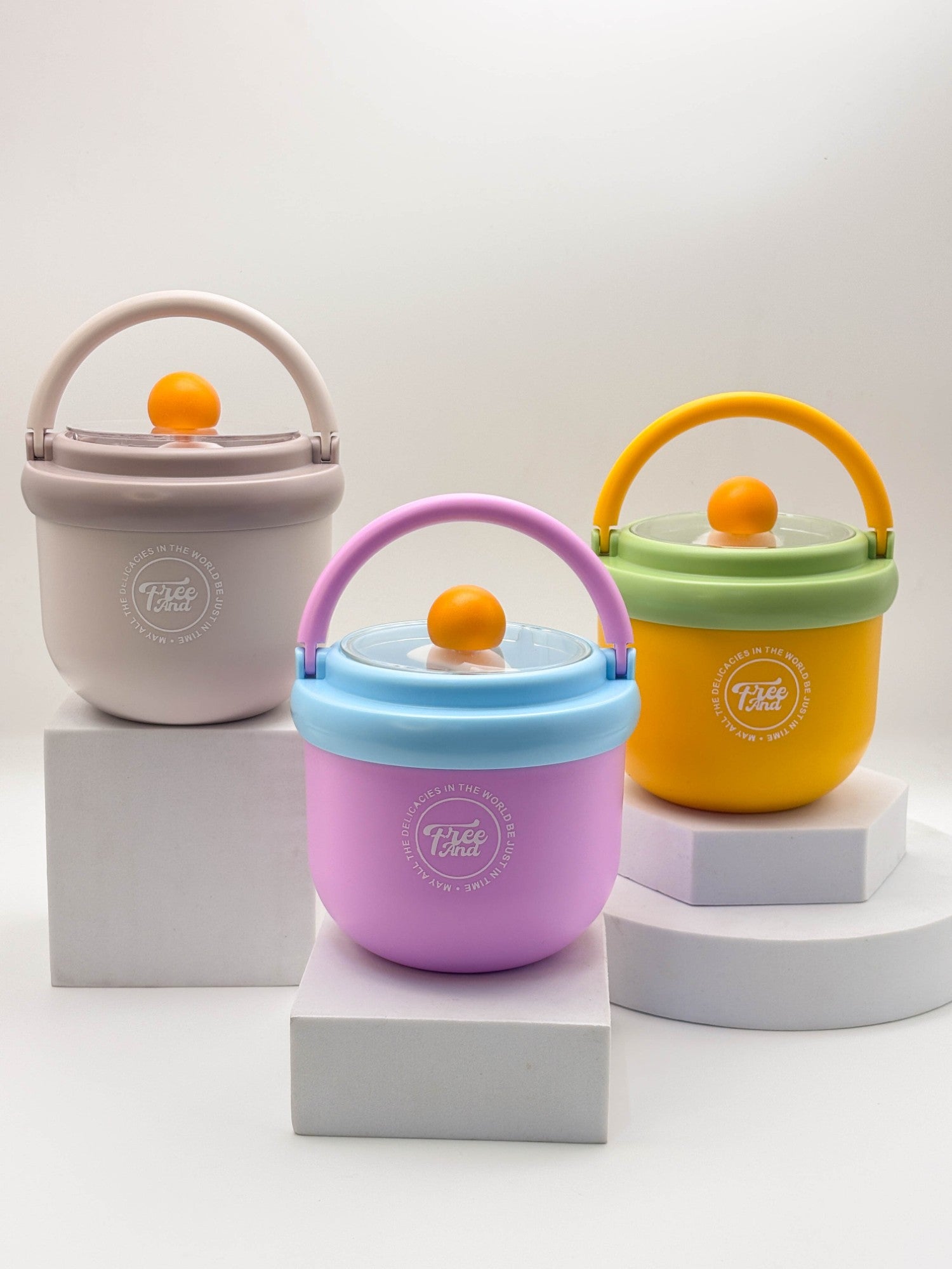 زجاجة مياه صغيرة وأنيقة على شكل دب باندا بني مع حزام