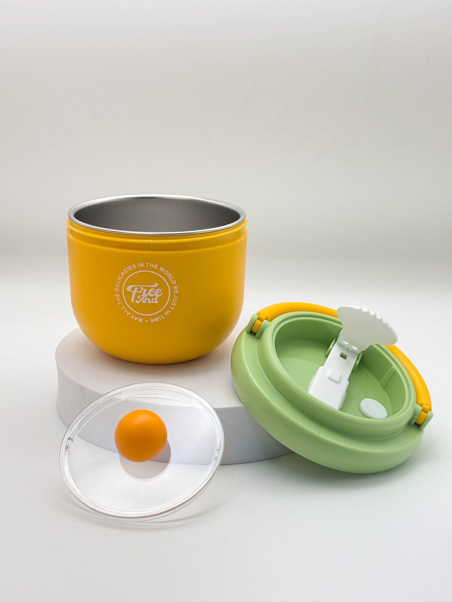 زجاجة مياه صغيرة وأنيقة على شكل دب باندا بني مع حزام