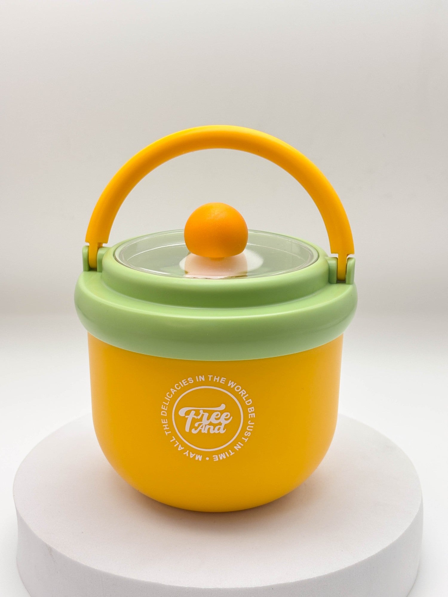 زجاجة مياه صغيرة وأنيقة على شكل دب باندا بني مع حزام