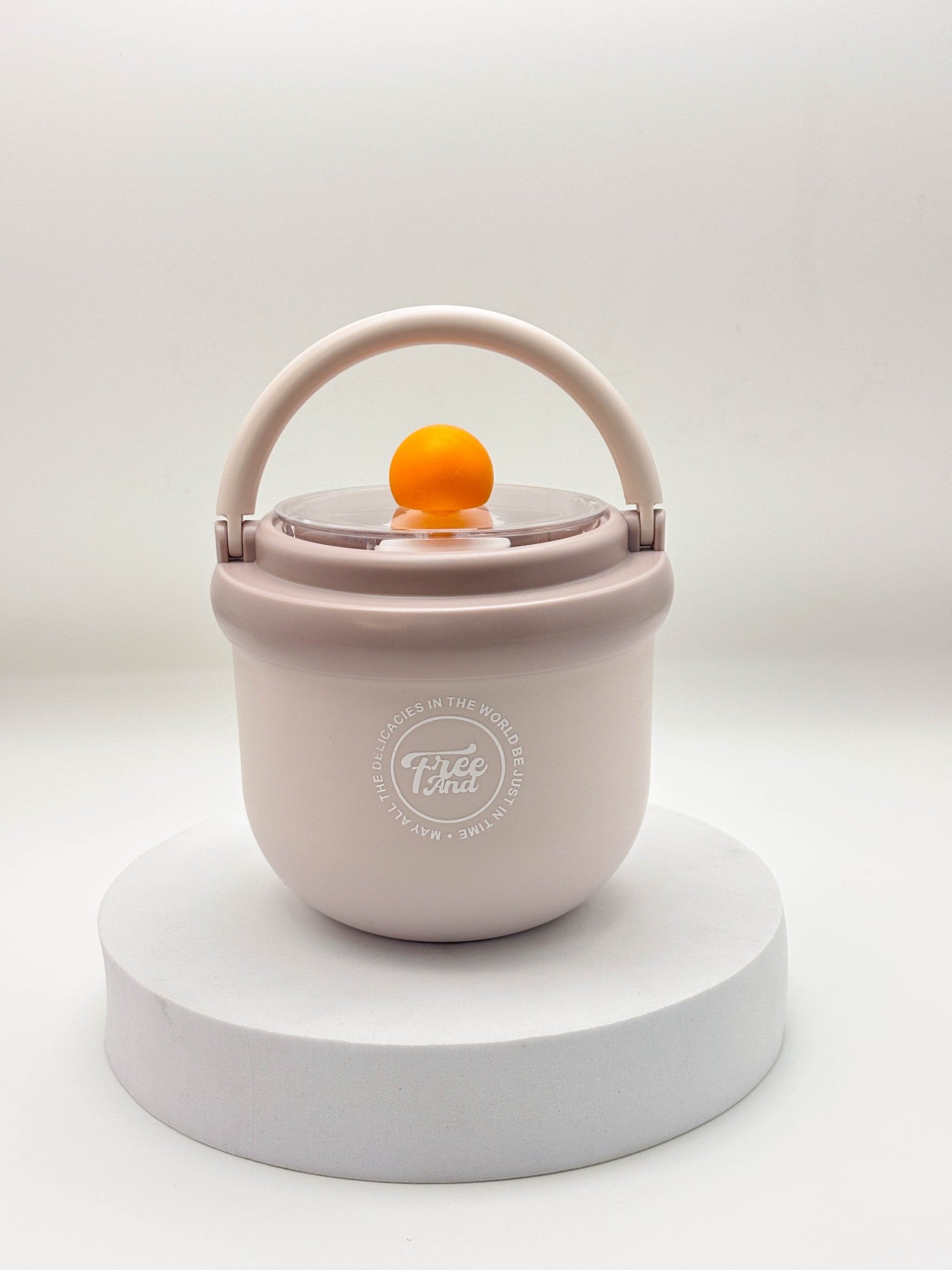 زجاجة مياه صغيرة وأنيقة على شكل دب باندا بني مع حزام