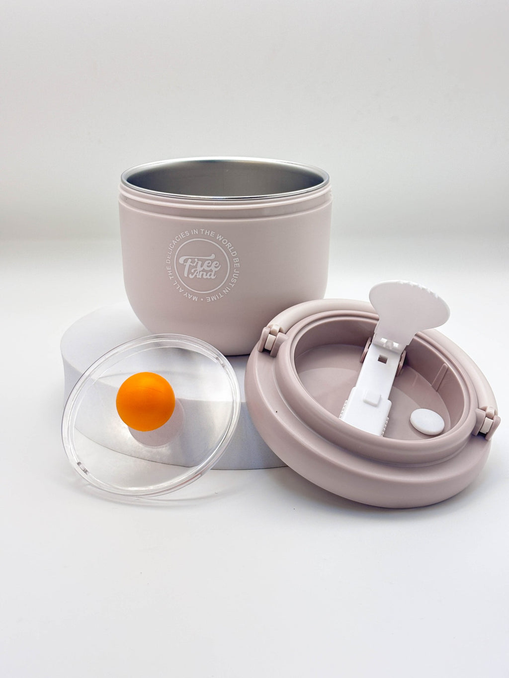 زجاجة مياه صغيرة وأنيقة على شكل دب باندا بني مع حزام