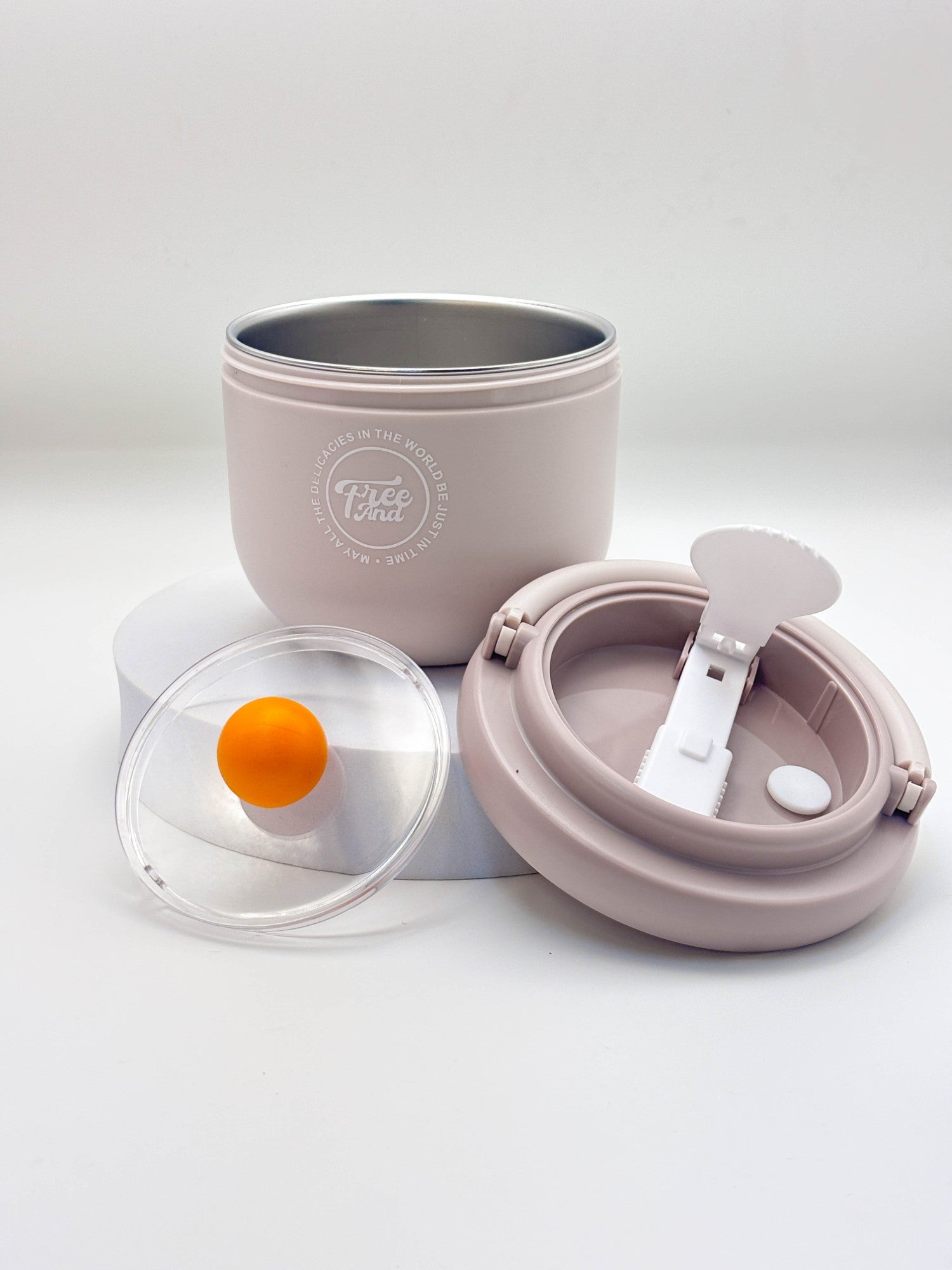 زجاجة مياه صغيرة وأنيقة على شكل دب باندا بني مع حزام