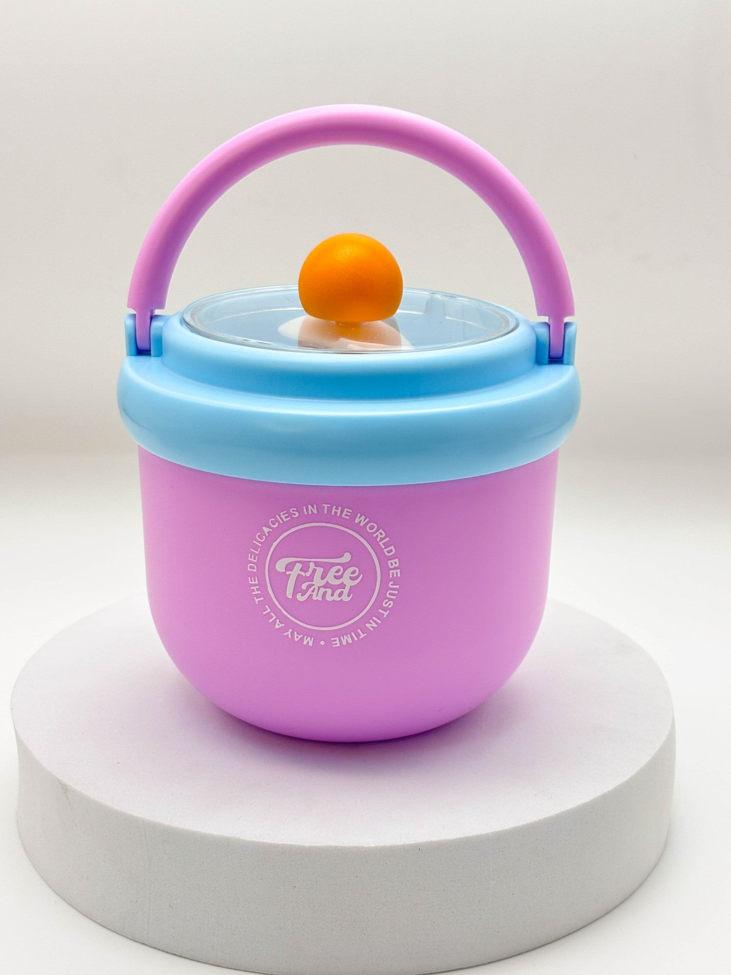 زجاجة مياه صغيرة وأنيقة على شكل دب باندا بني مع حزام