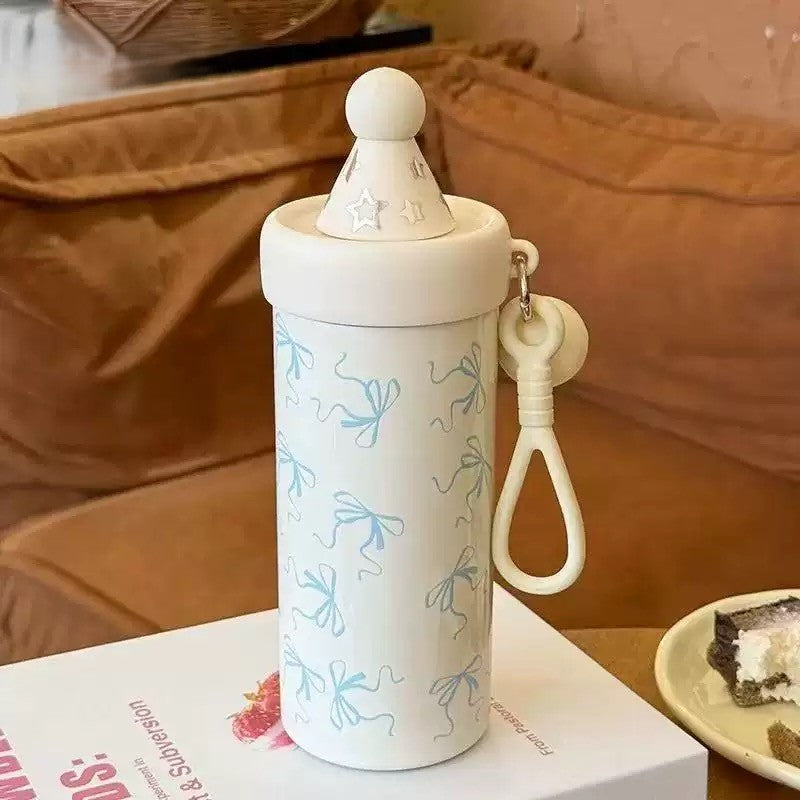 زجاجة مياه صغيرة وأنيقة على شكل دب باندا بني مع حزام