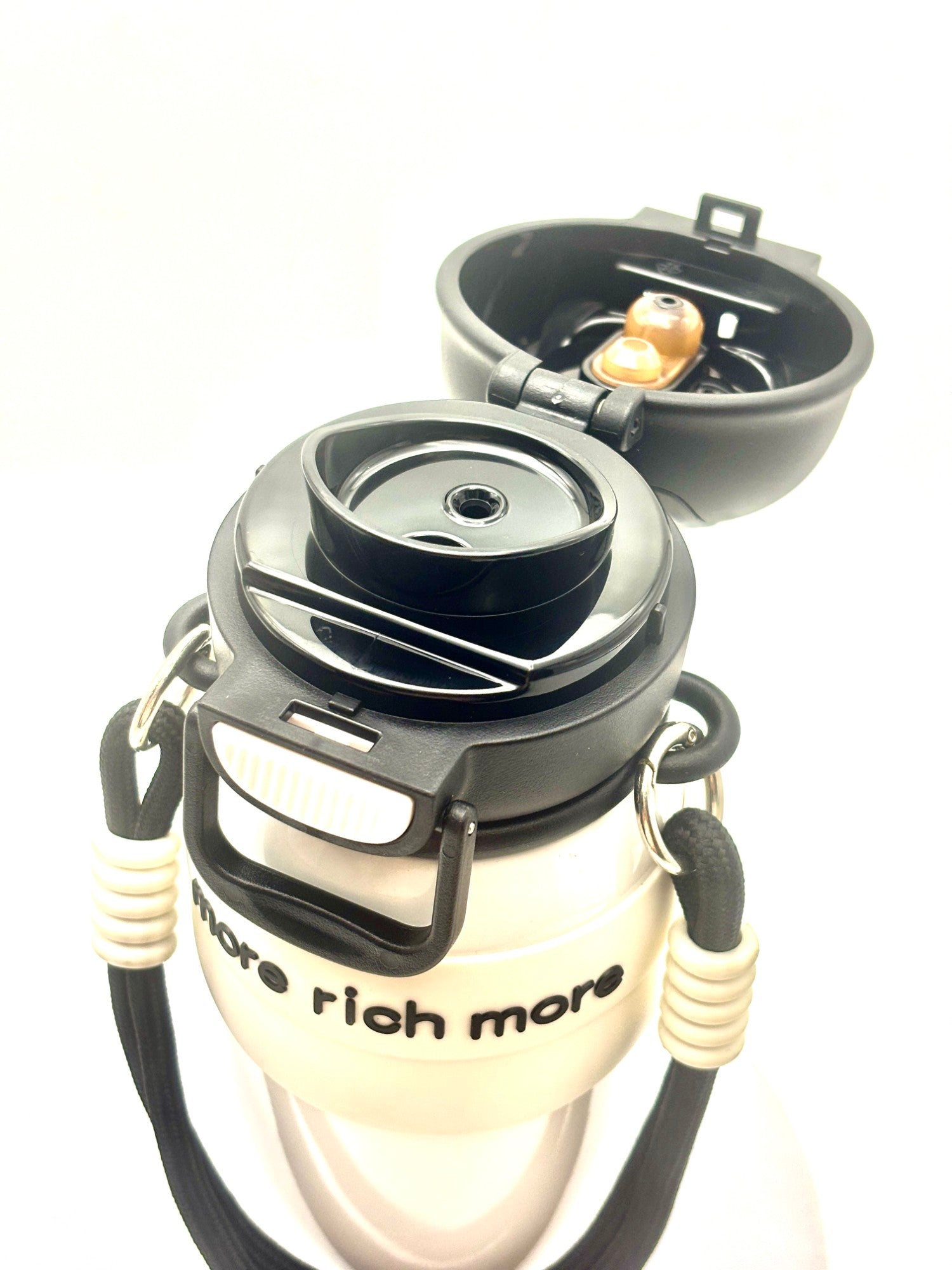 زجاجة مياه صغيرة وأنيقة على شكل دب باندا بني مع حزام