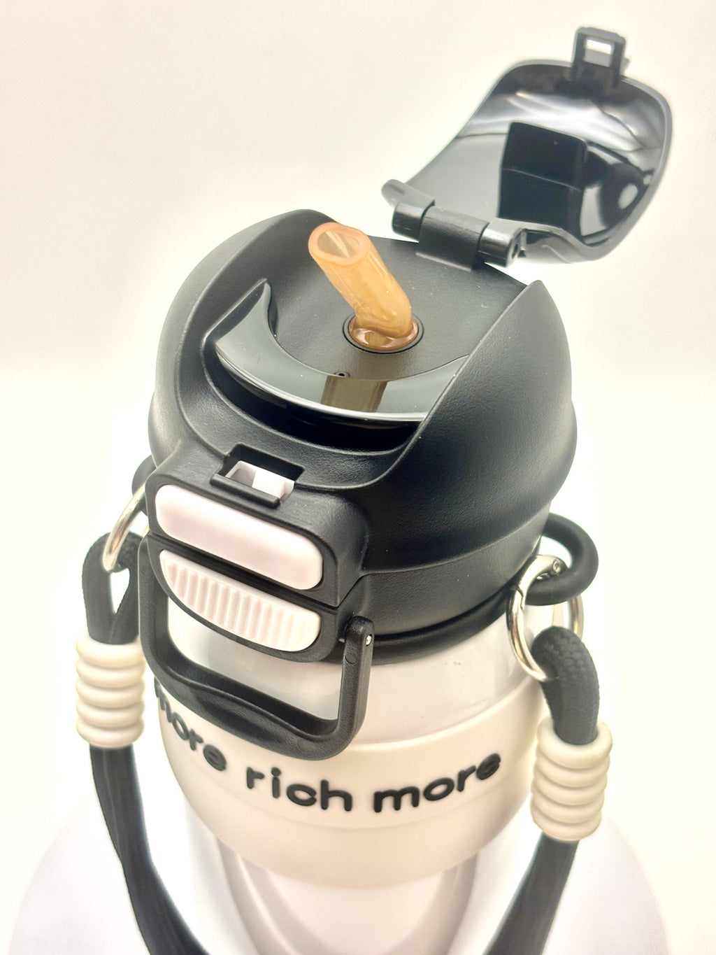 زجاجة مياه صغيرة وأنيقة على شكل دب باندا بني مع حزام