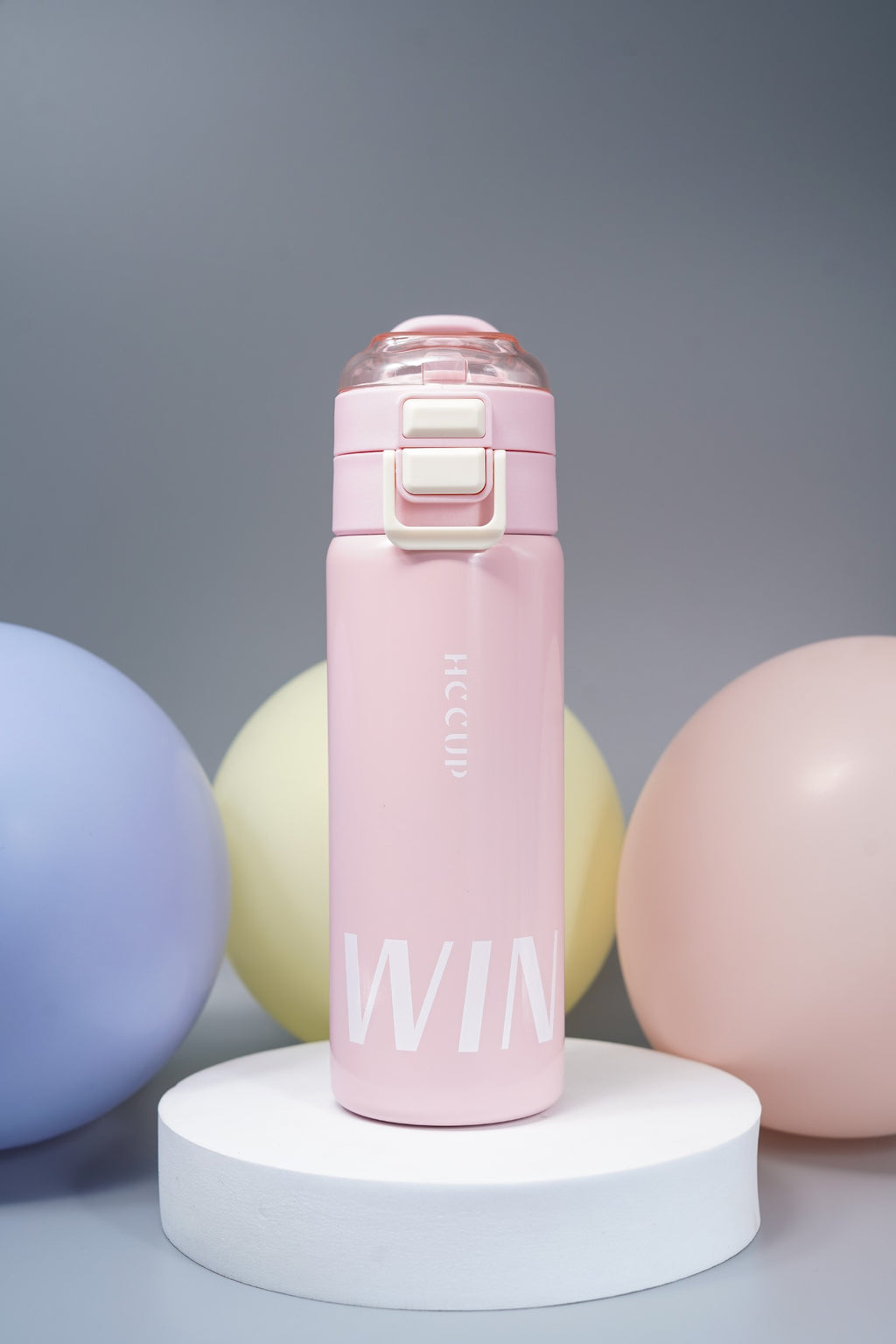 زجاجة مياه صغيرة وأنيقة على شكل دب باندا بني مع حزام