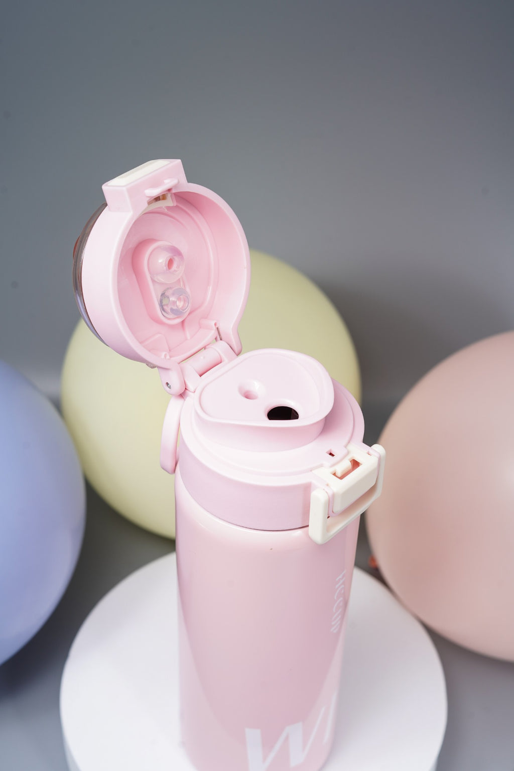 زجاجة مياه صغيرة وأنيقة على شكل دب باندا بني مع حزام