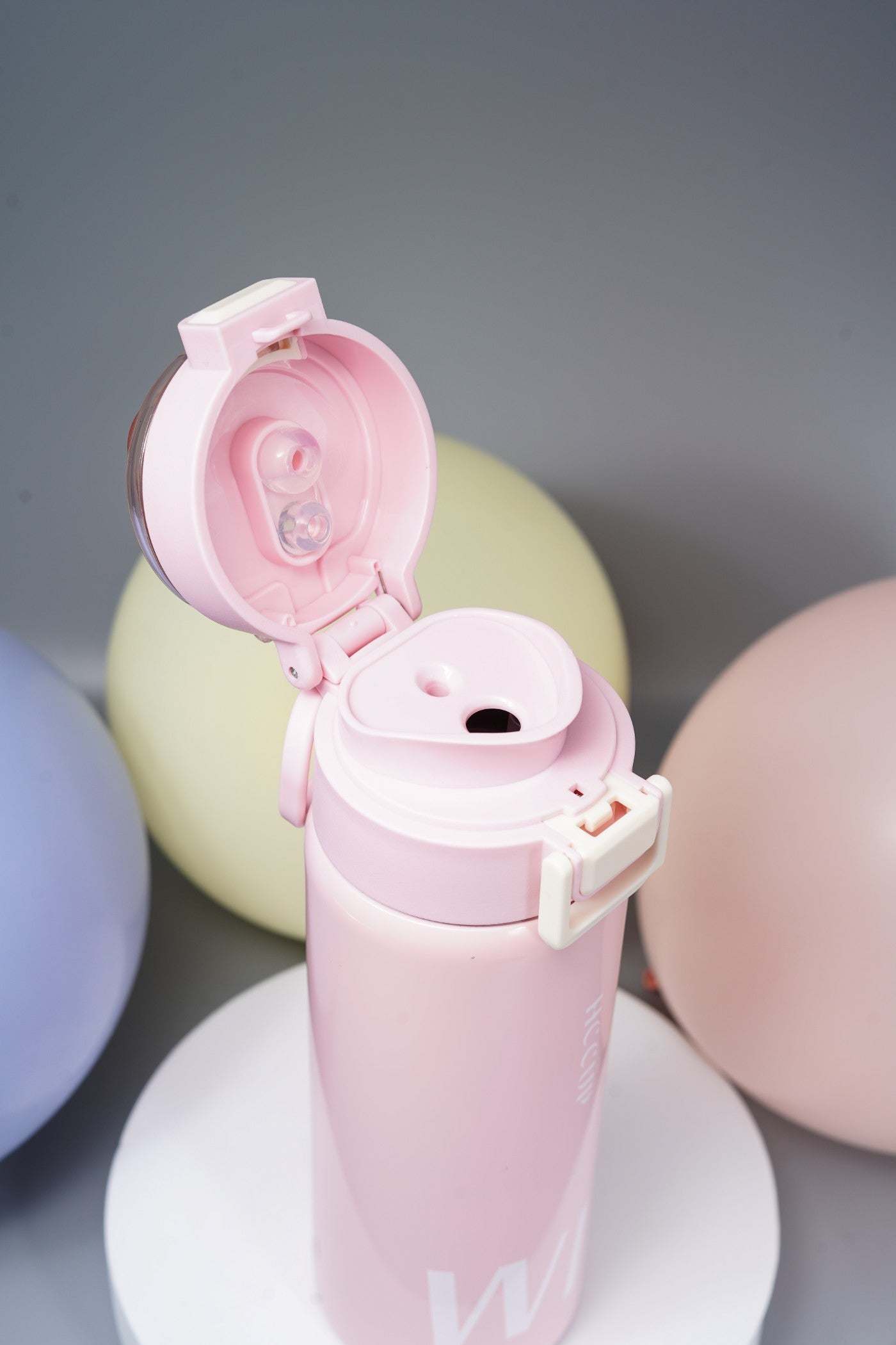 زجاجة مياه صغيرة وأنيقة على شكل دب باندا بني مع حزام