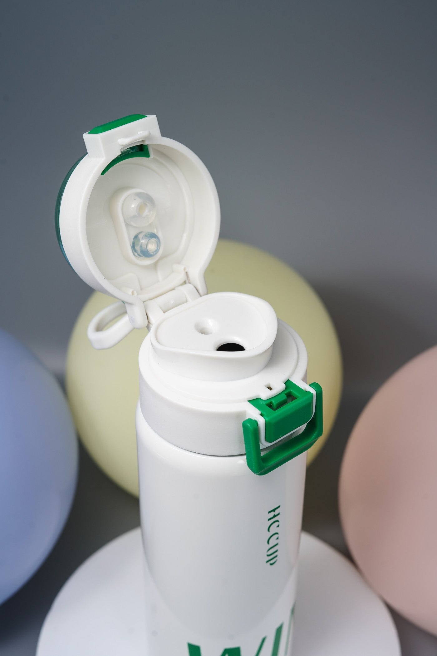 زجاجة مياه صغيرة وأنيقة على شكل دب باندا بني مع حزام