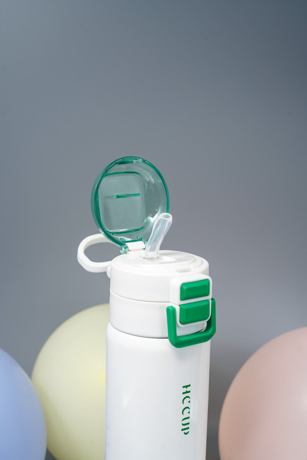 زجاجة مياه صغيرة وأنيقة على شكل دب باندا بني مع حزام